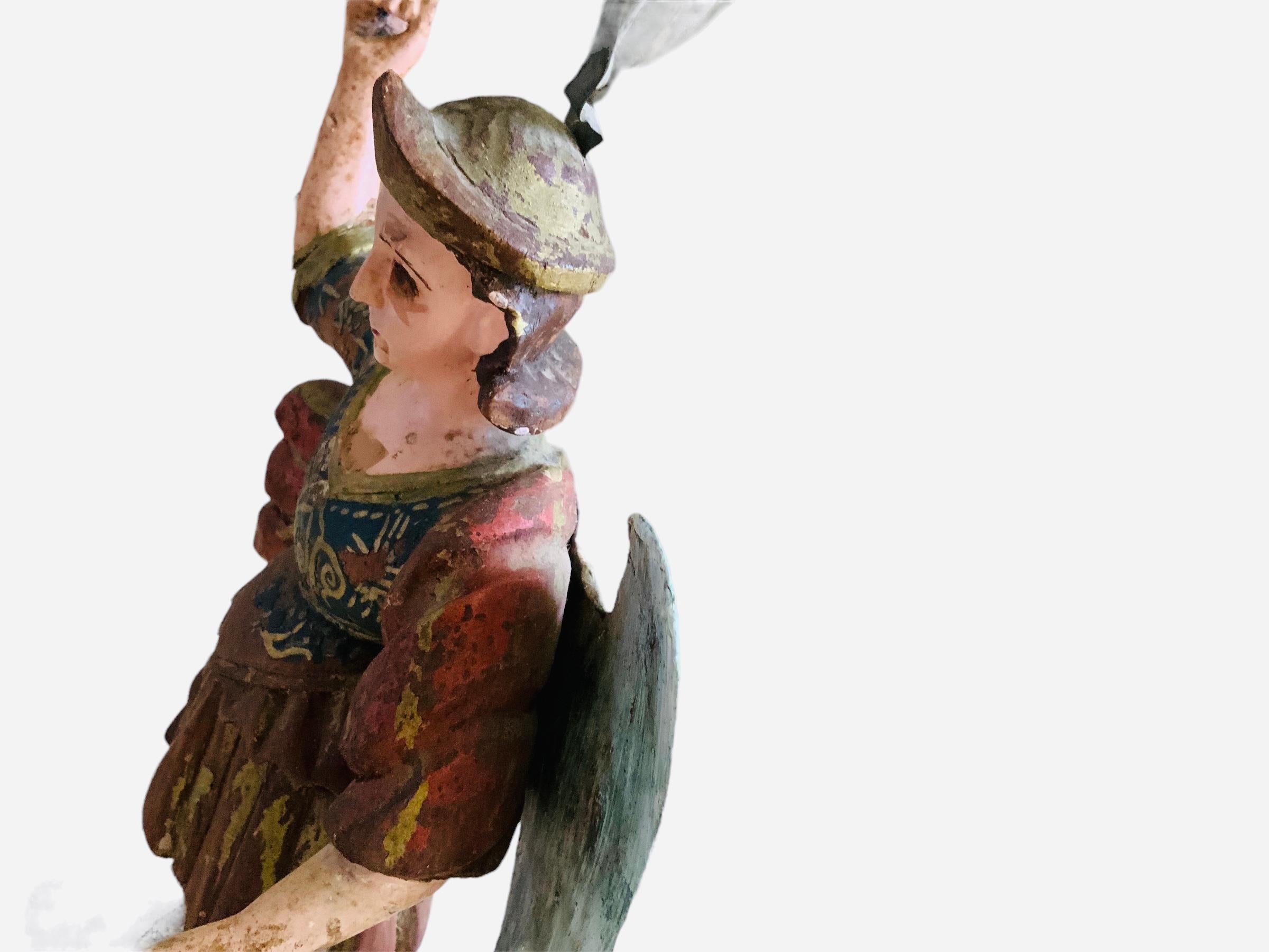 Escultura latinoamericana Santos de Palos San Miguel tallada en madera en venta 8