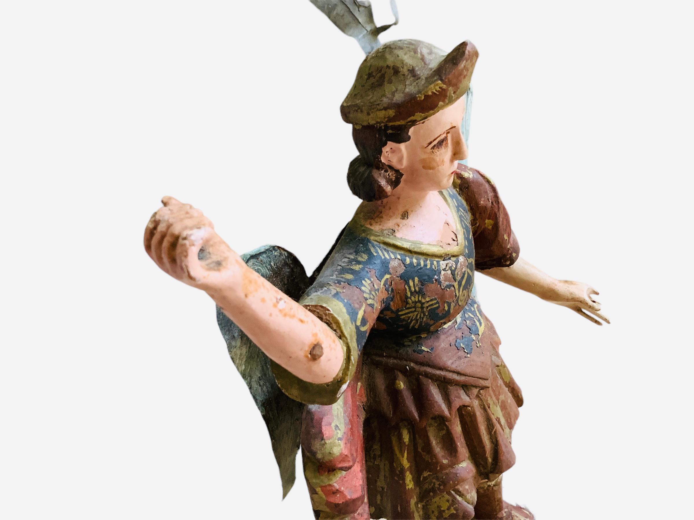 Escultura latinoamericana Santos de Palos San Miguel tallada en madera en venta 9