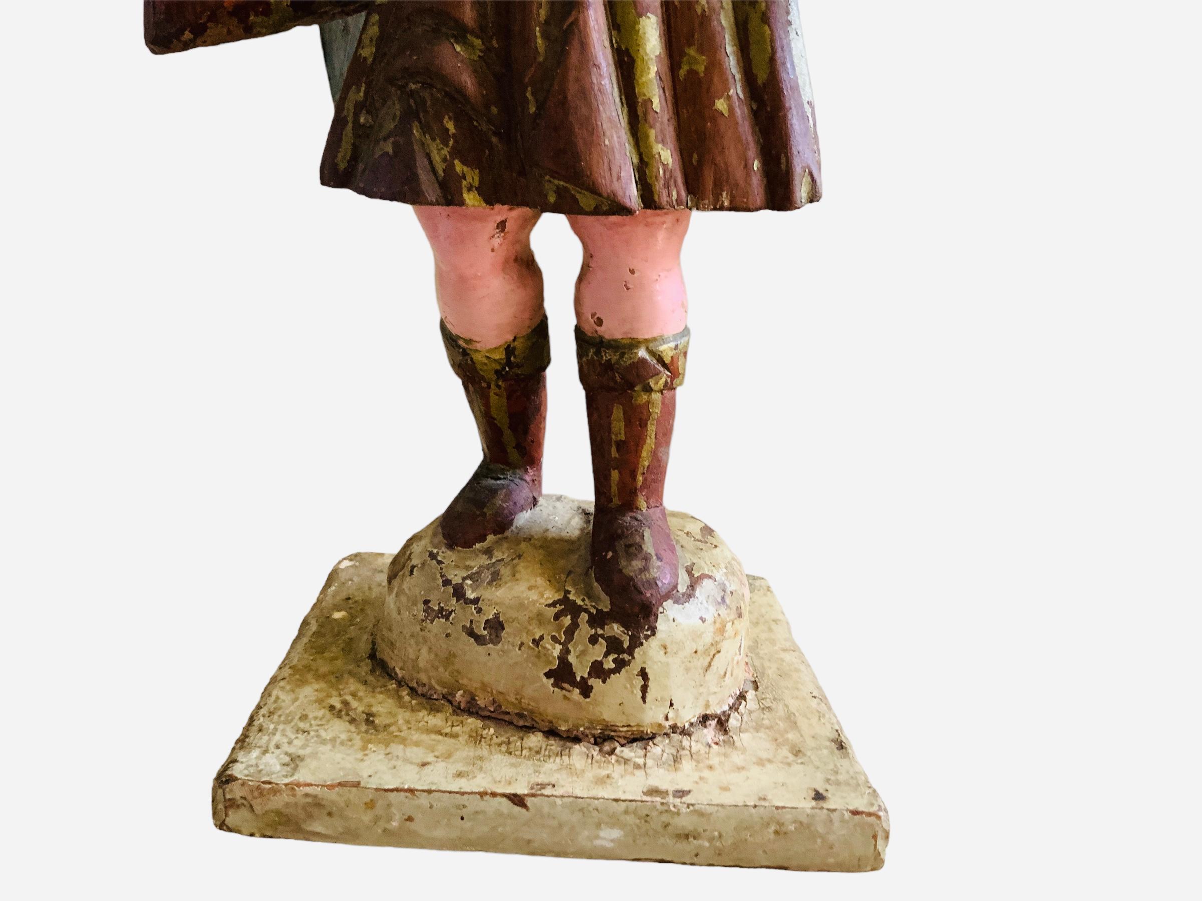 Escultura latinoamericana Santos de Palos San Miguel tallada en madera Tallado a mano en venta