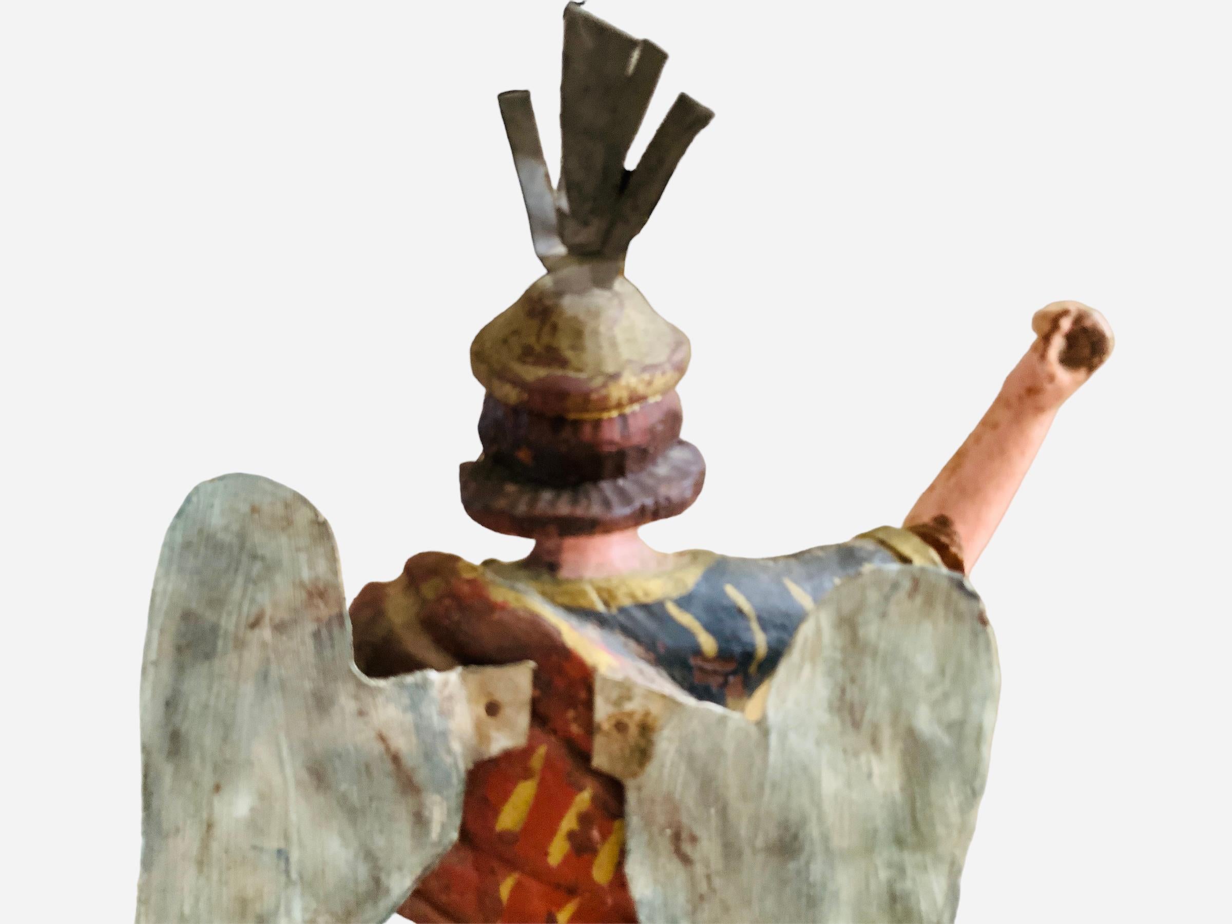 Escultura latinoamericana Santos de Palos San Miguel tallada en madera siglo XX en venta