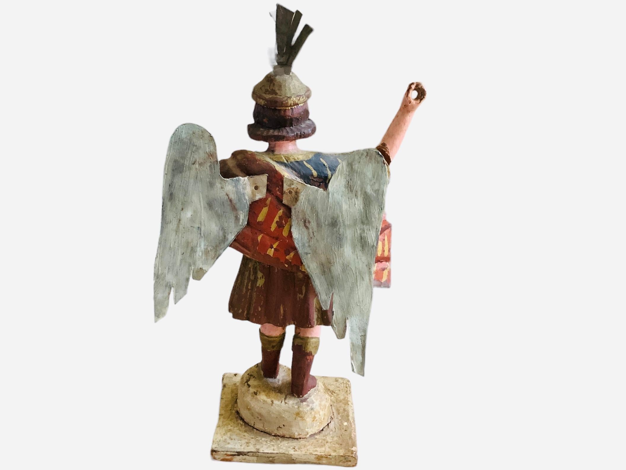 Escultura latinoamericana Santos de Palos San Miguel tallada en madera Madera en venta