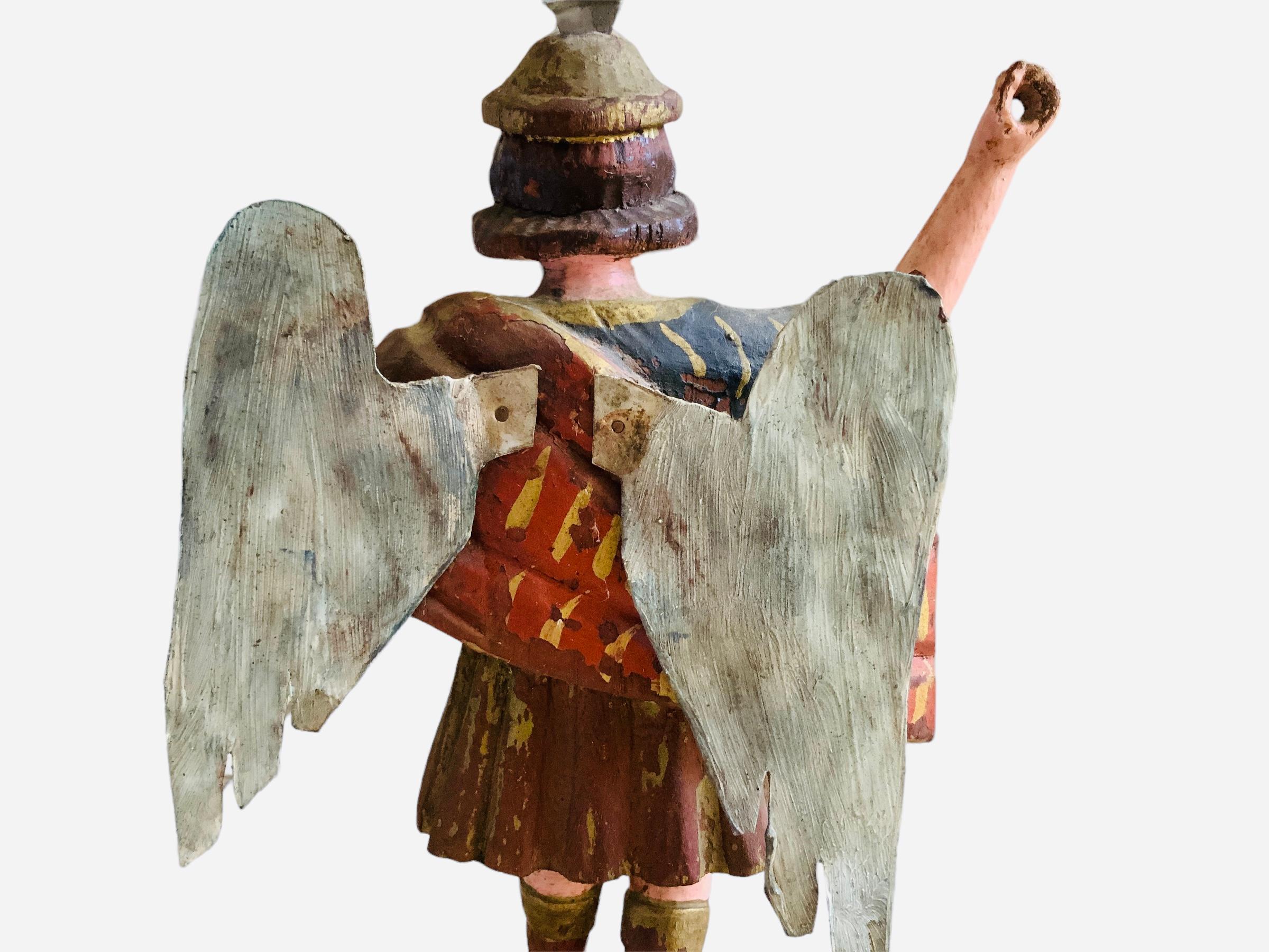 Escultura latinoamericana Santos de Palos San Miguel tallada en madera en venta 1