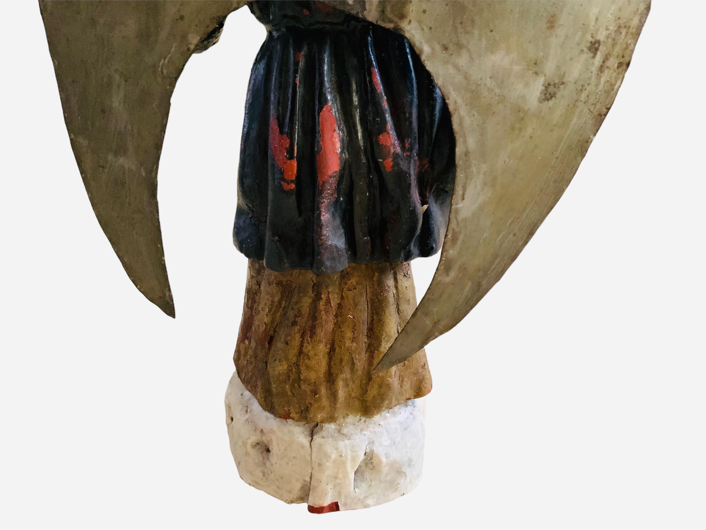 Scultura di San Raphael in legno intagliato in latino-americano Santos de Palos in vendita 2
