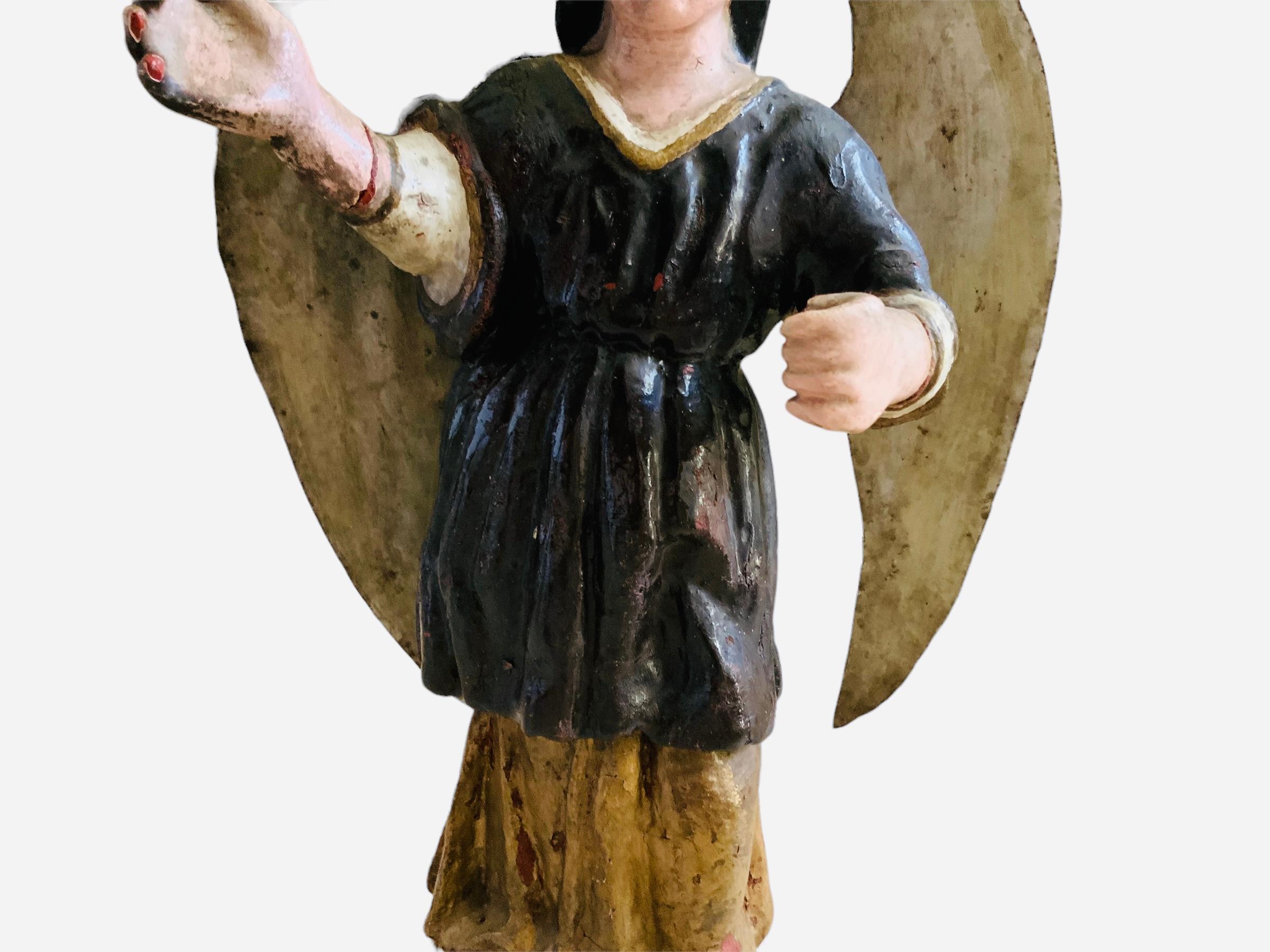 Una tradizione rinomata in America Latina è la realizzazione di Santos de Palos da parte di maestri intagliatori fin dal XIX secolo. Hanno scolpito e dipinto a mano i santi ispirati dalla loro personale devozione religiosa. Questo è un Santos de