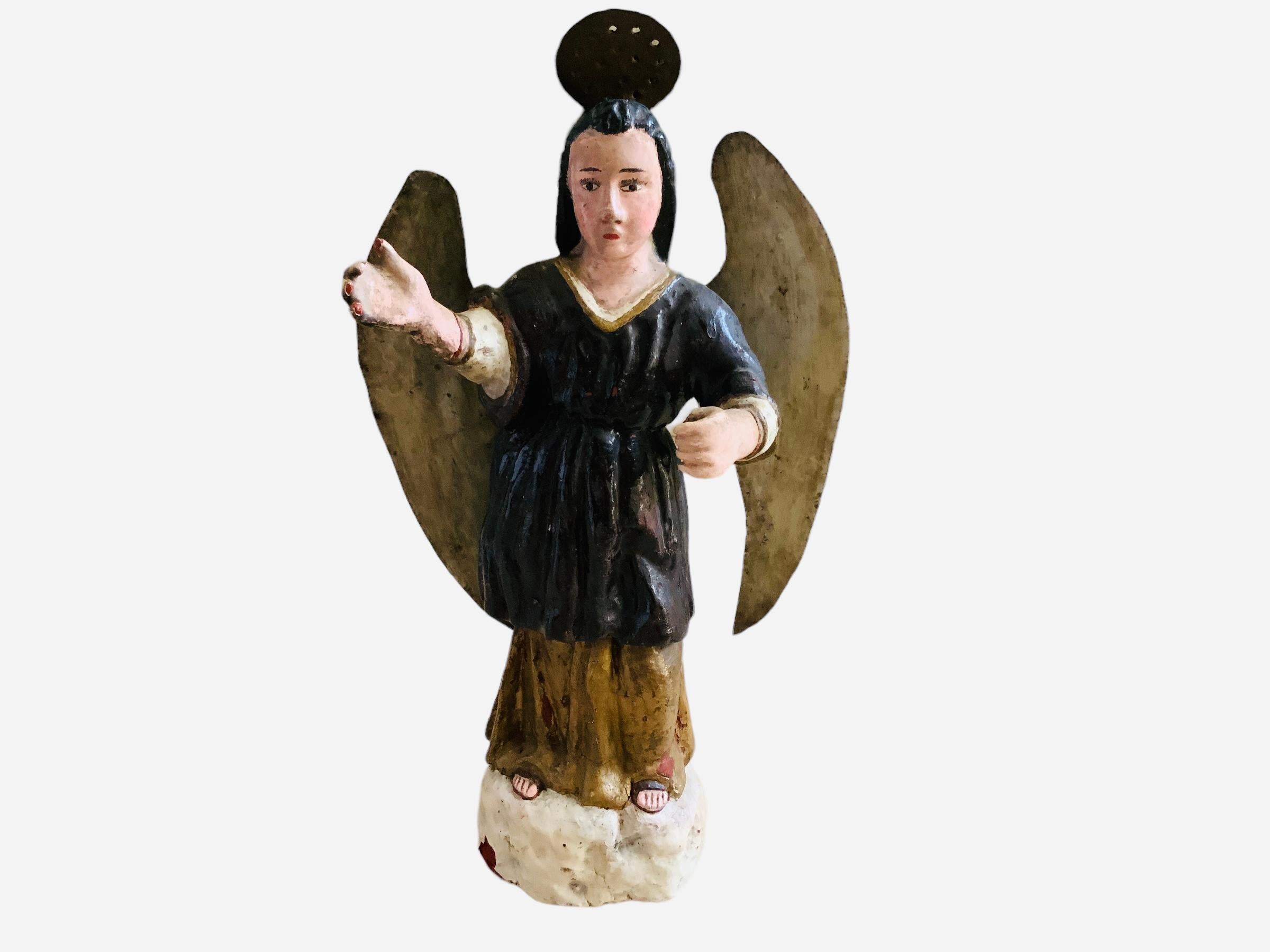 Arte popolare Scultura di San Raphael in legno intagliato in latino-americano Santos de Palos in vendita