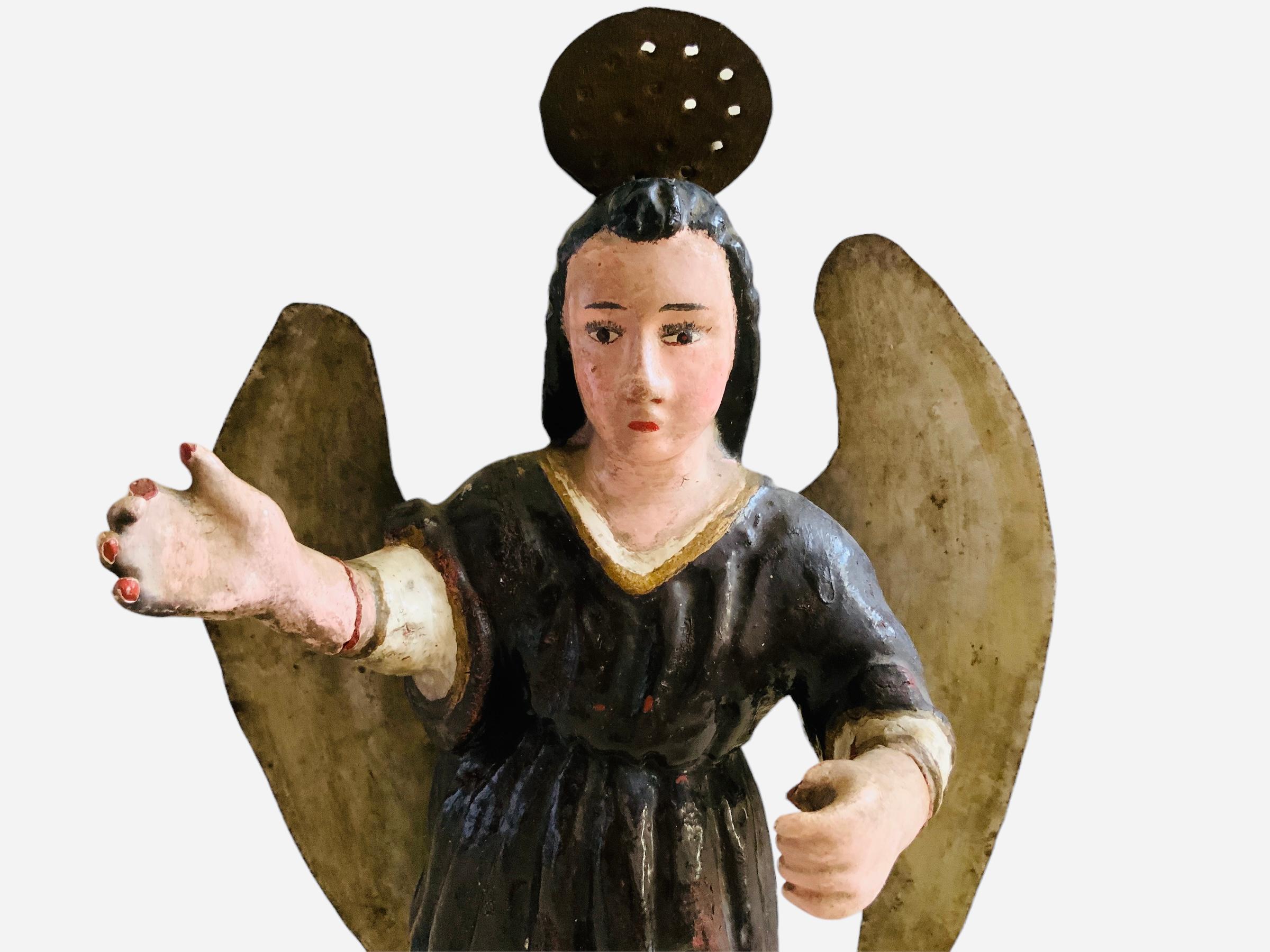 Sconosciuto Scultura di San Raphael in legno intagliato in latino-americano Santos de Palos in vendita