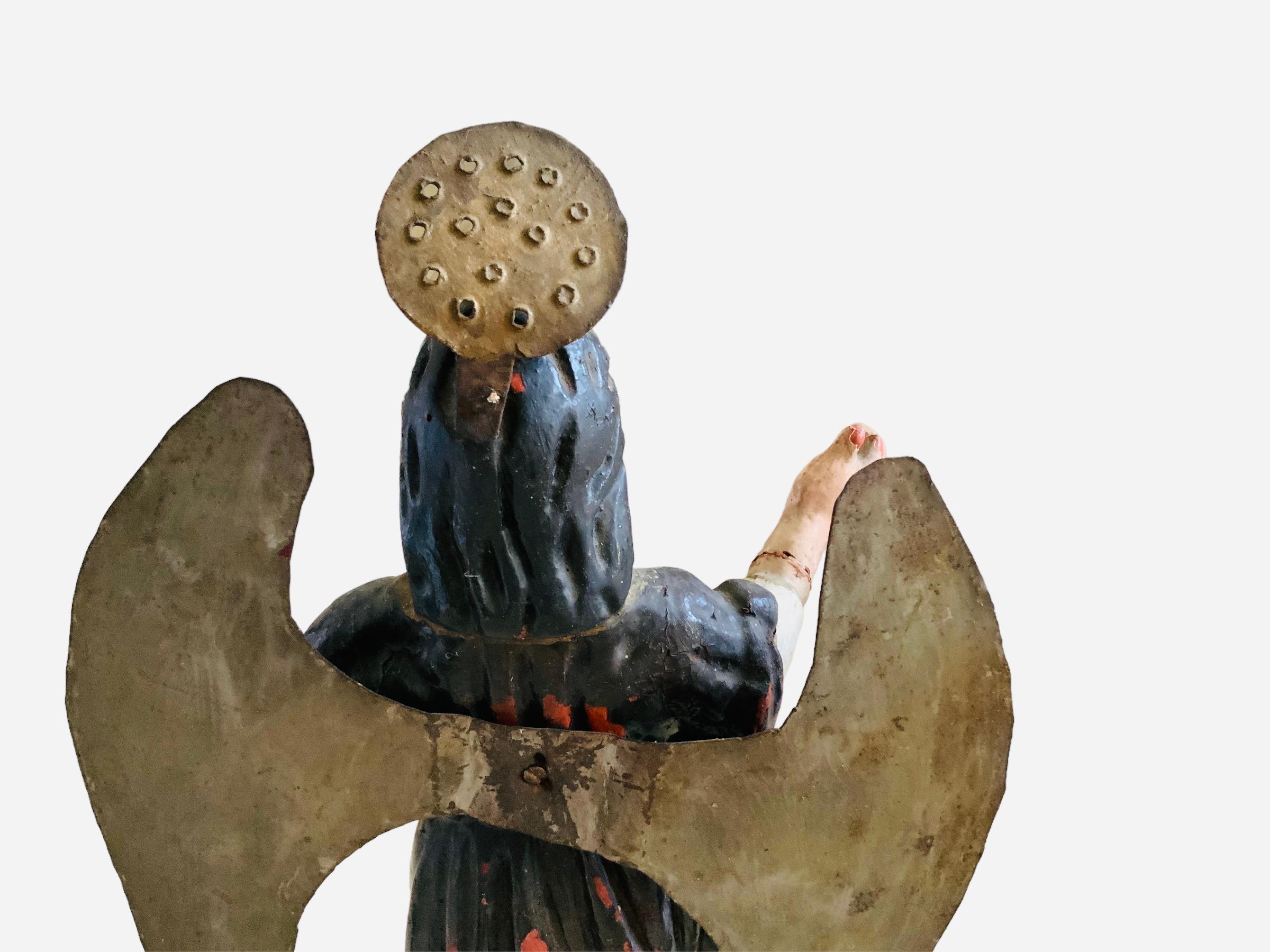 Intagliato a mano Scultura di San Raphael in legno intagliato in latino-americano Santos de Palos in vendita