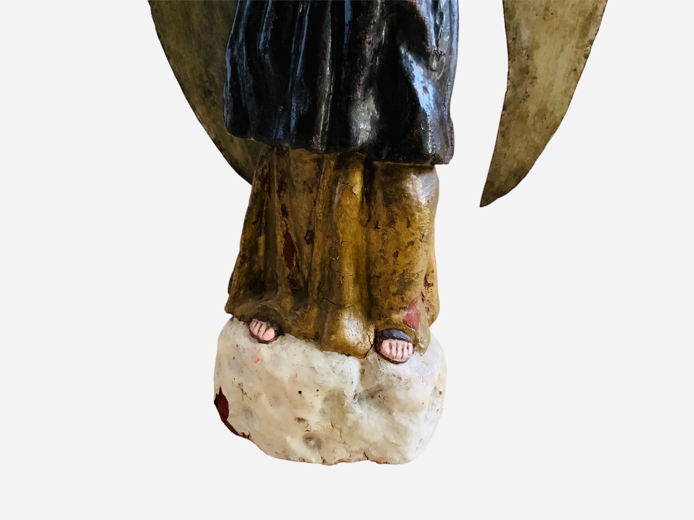 XX secolo Scultura di San Raphael in legno intagliato in latino-americano Santos de Palos in vendita