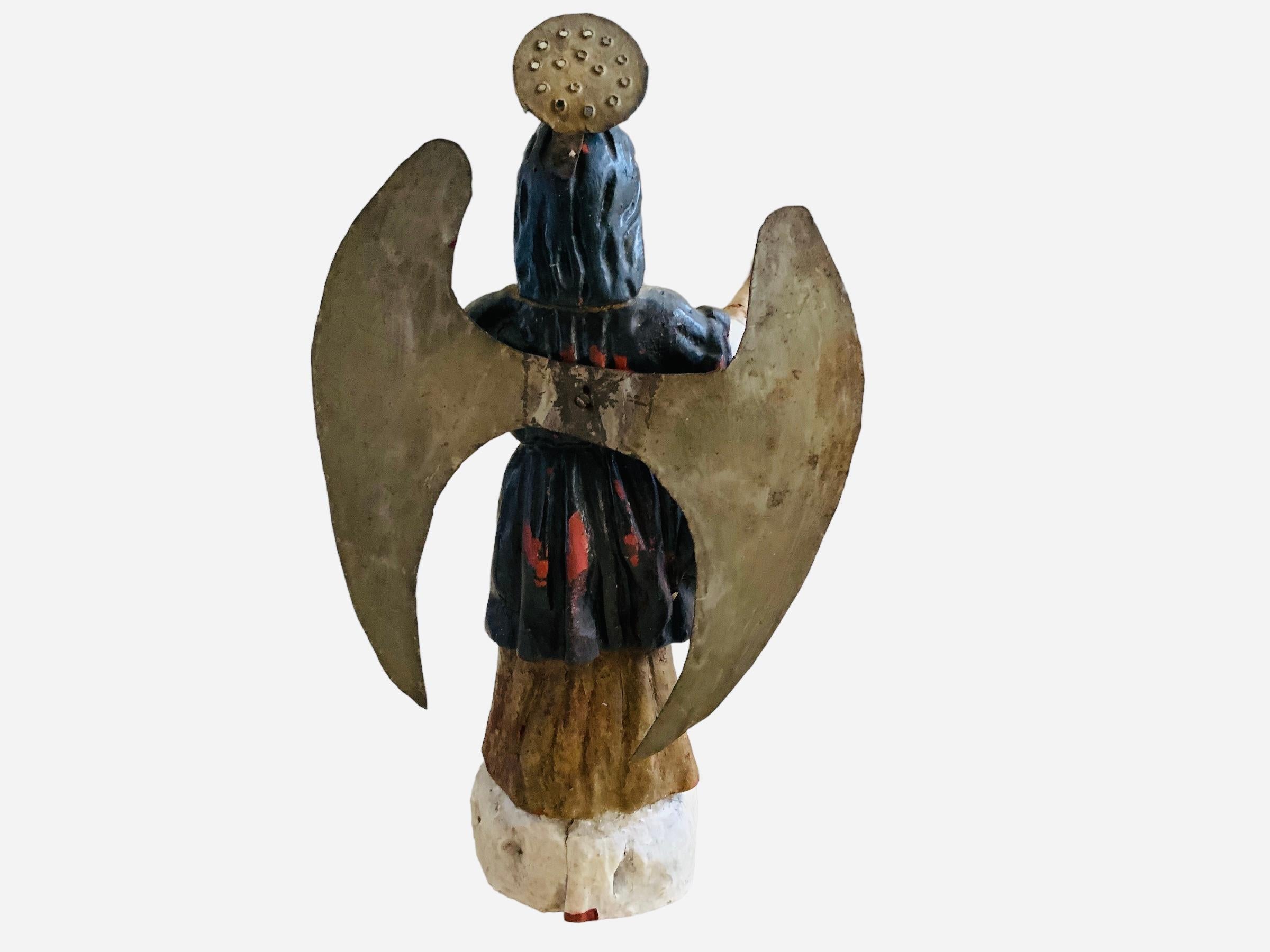 Legno Scultura di San Raphael in legno intagliato in latino-americano Santos de Palos in vendita