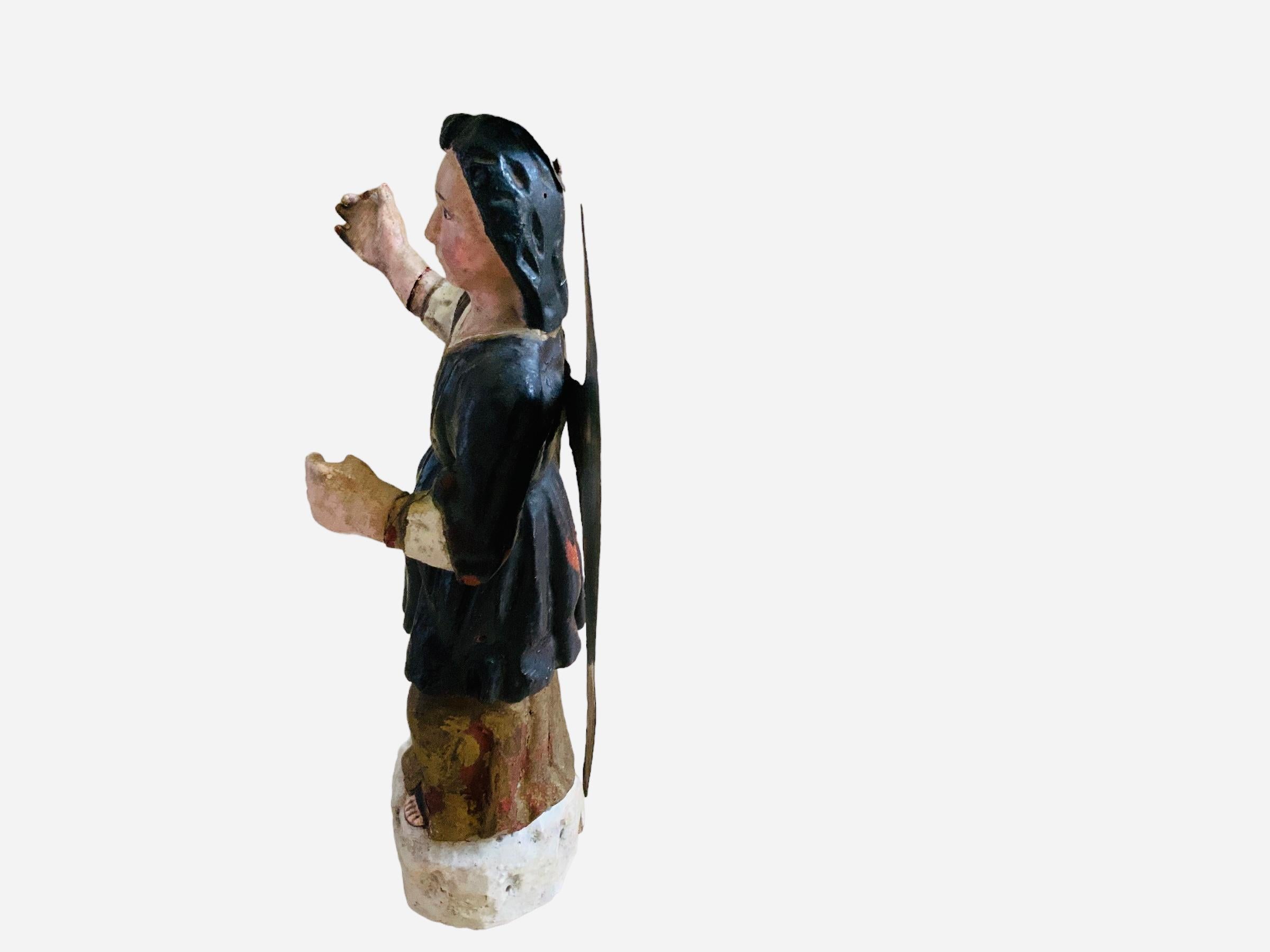 Scultura di San Raphael in legno intagliato in latino-americano Santos de Palos in vendita 1