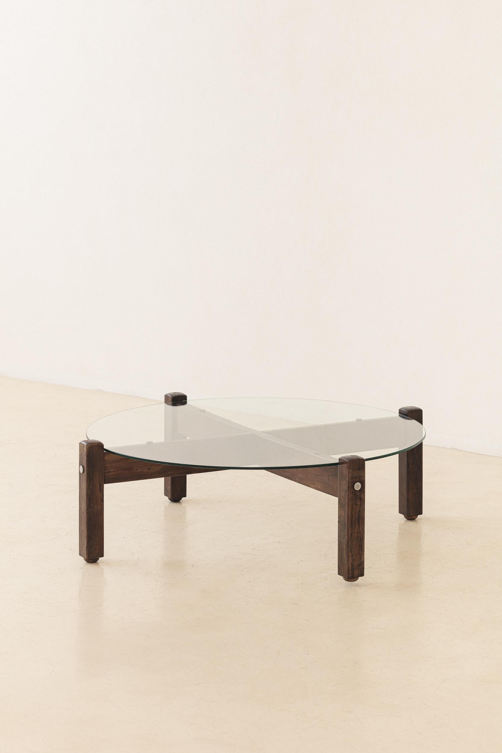 Der von Sergio Rodrigues (1924-2014) in den 1960er Jahren entworfene und von Oca produzierte Latini ist ein runder Couchtisch aus massivem Palisanderholz und einer Glasplatte.

Der Sockel besteht aus einem vierbeinigen Kreuzstück mit abgerundeten