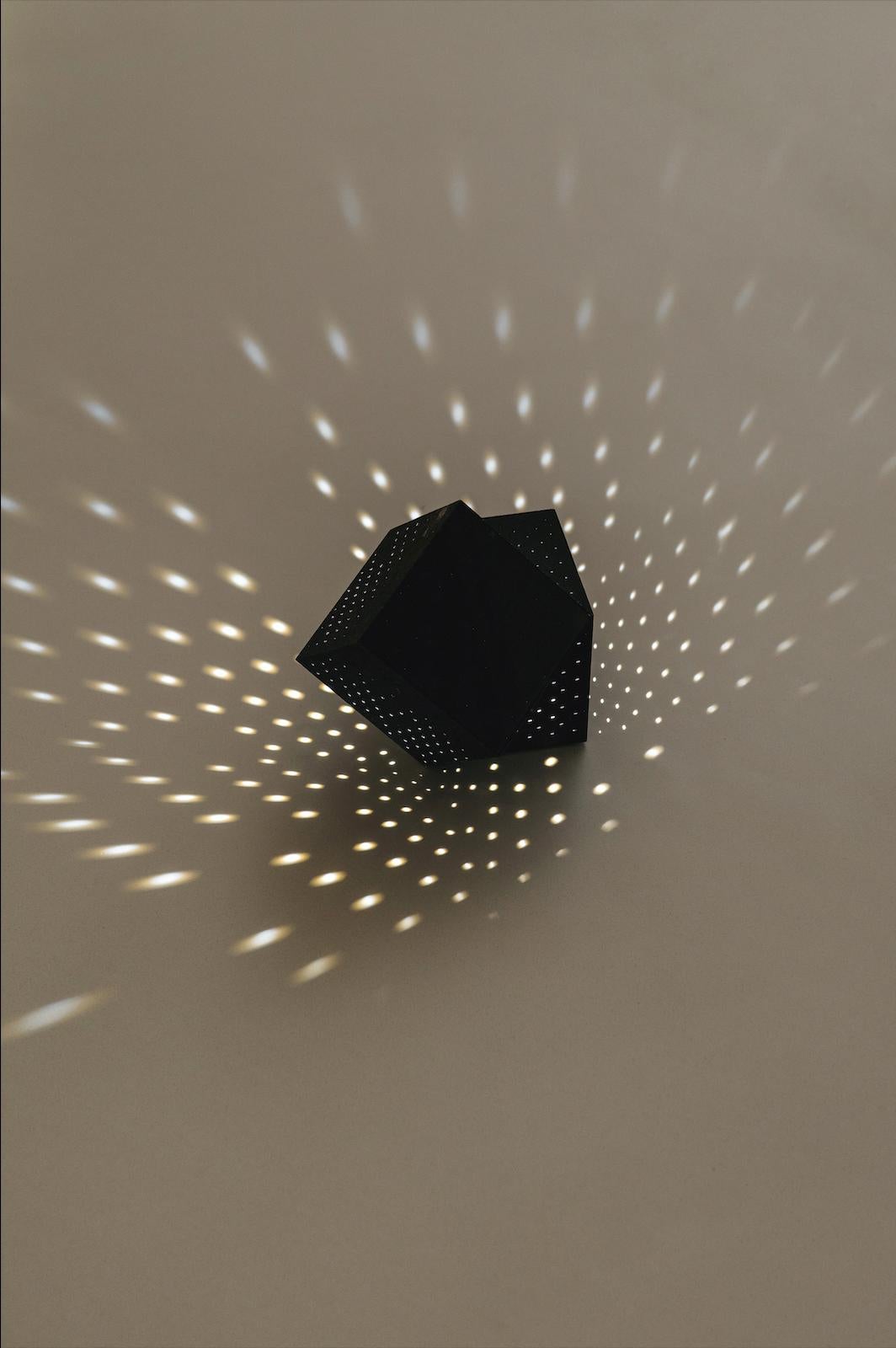 The Latitude Light is a global product customized for specific locations. The lamp’s geometry can be automatically updated in a digital file so that the tilt of the photovoltaic panel changes according to latitude. By tilting the panel at different