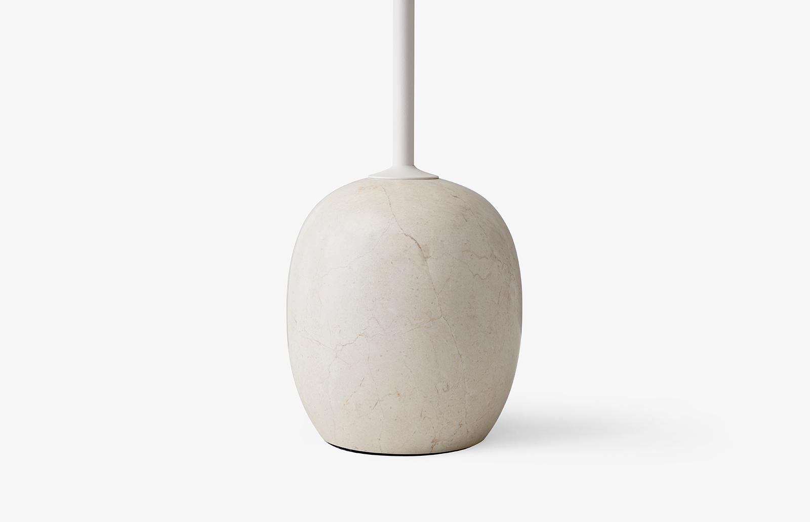 À première vue, Lato ressemble à une sculpture, avec son mince plateau rond équilibré par une base de forme ovale. 
Le marbre est mis en forme sur une mousse, puis aiguisé pour obtenir une finition semi-mate. 
La table est faite d'acier blanc et de