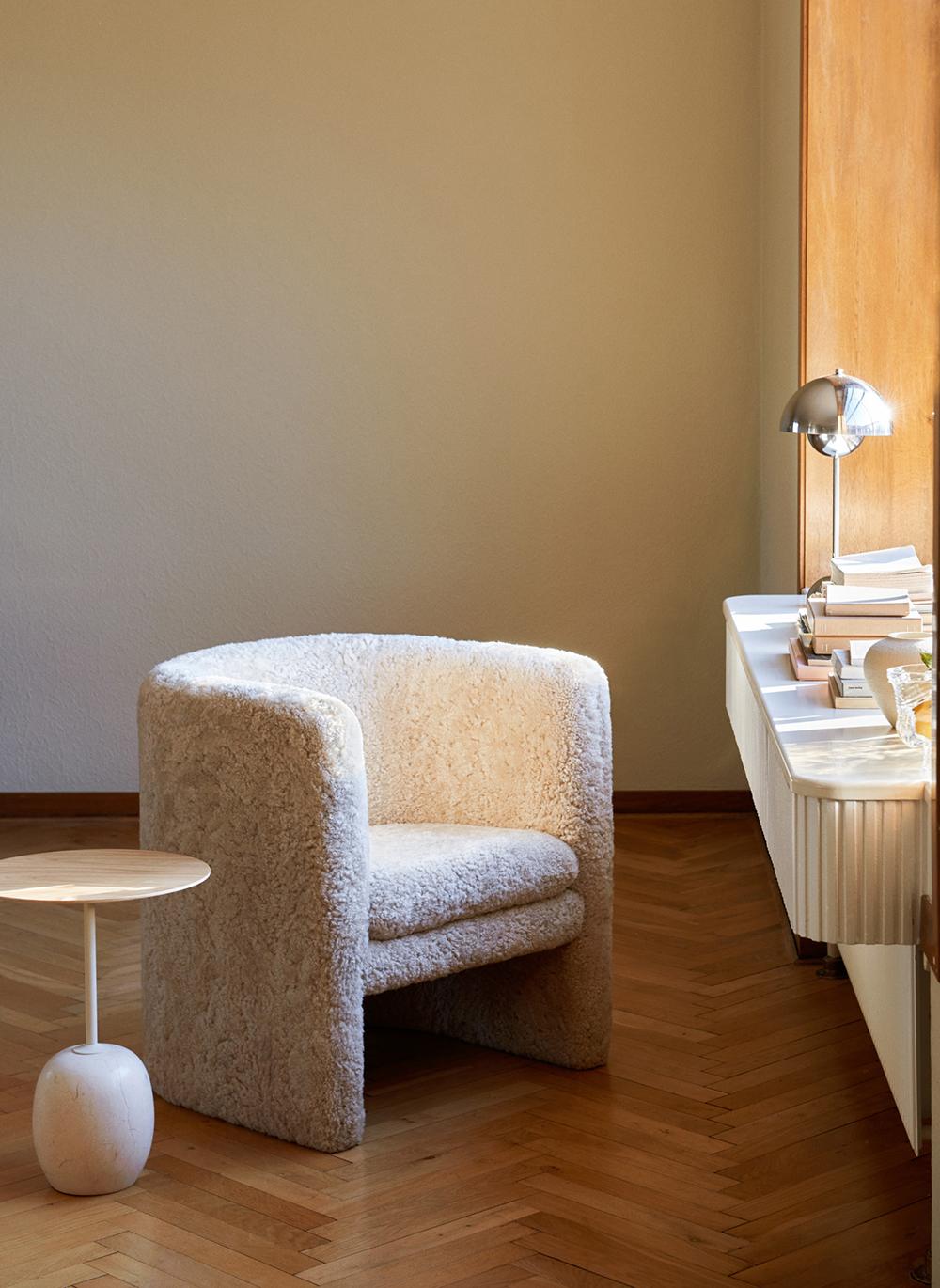XXIe siècle et contemporain Table d'appoint Lato LN8, plateau rond en Oak Oak et marbre, par Luca Nichetto pour &Tradition en vente