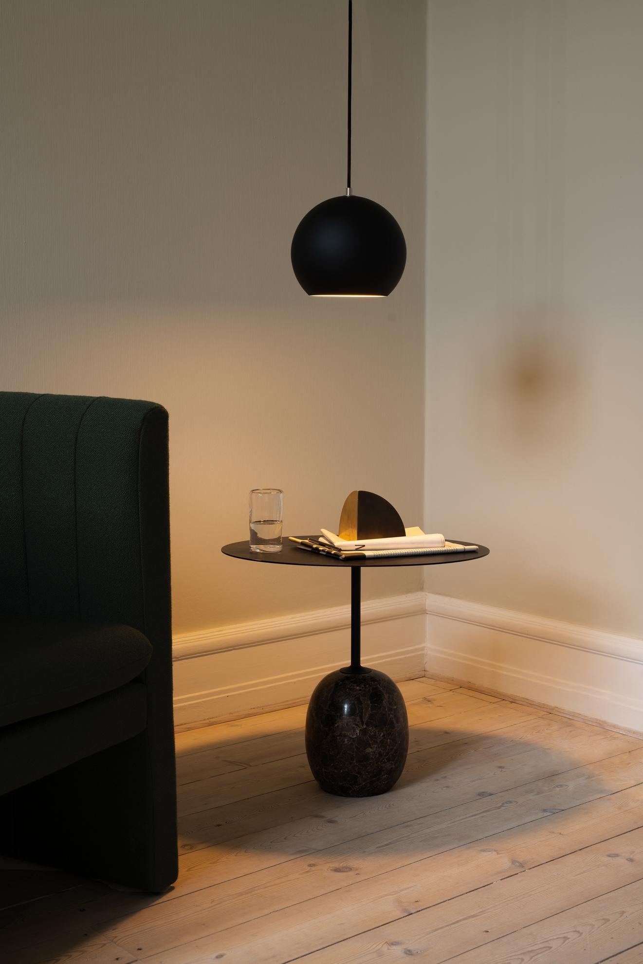 Acier Table d'appoint LATO LN9 en acier noir chaud et marbre par Luca Nichetto pour &Tradition en vente
