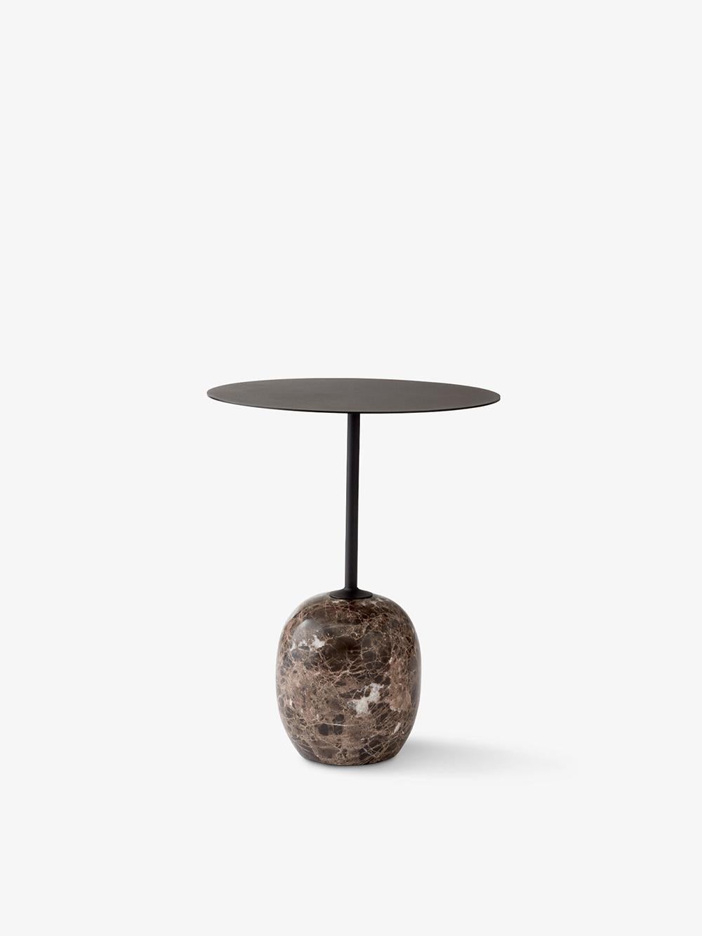 At first glance, Lato resembles a sculpture, with its slim, oval and round table top balanced by an oval-shaped base. 
Striking, graphic and poetic, its purity of form is proof that simple is sophisticated. 
With Lato, Nichetto wanted to keep the