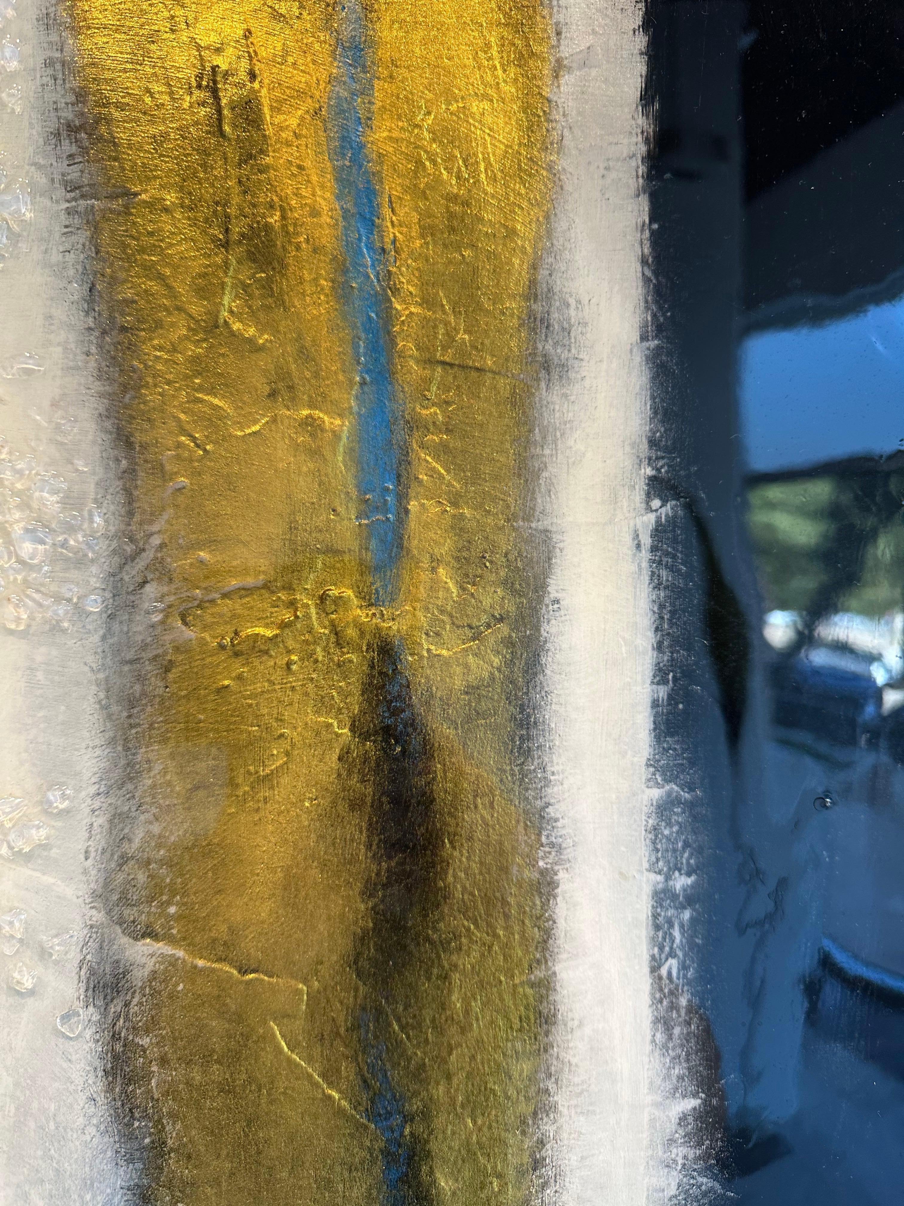 Processo: La tecnica dell'artista si è evoluta attraverso anni di sperimentazione, dando vita a uno stile distintivo che combina pietre preziose con strati di pittura e texture. I materiali vengono applicati meticolosamente su una tela di legno,