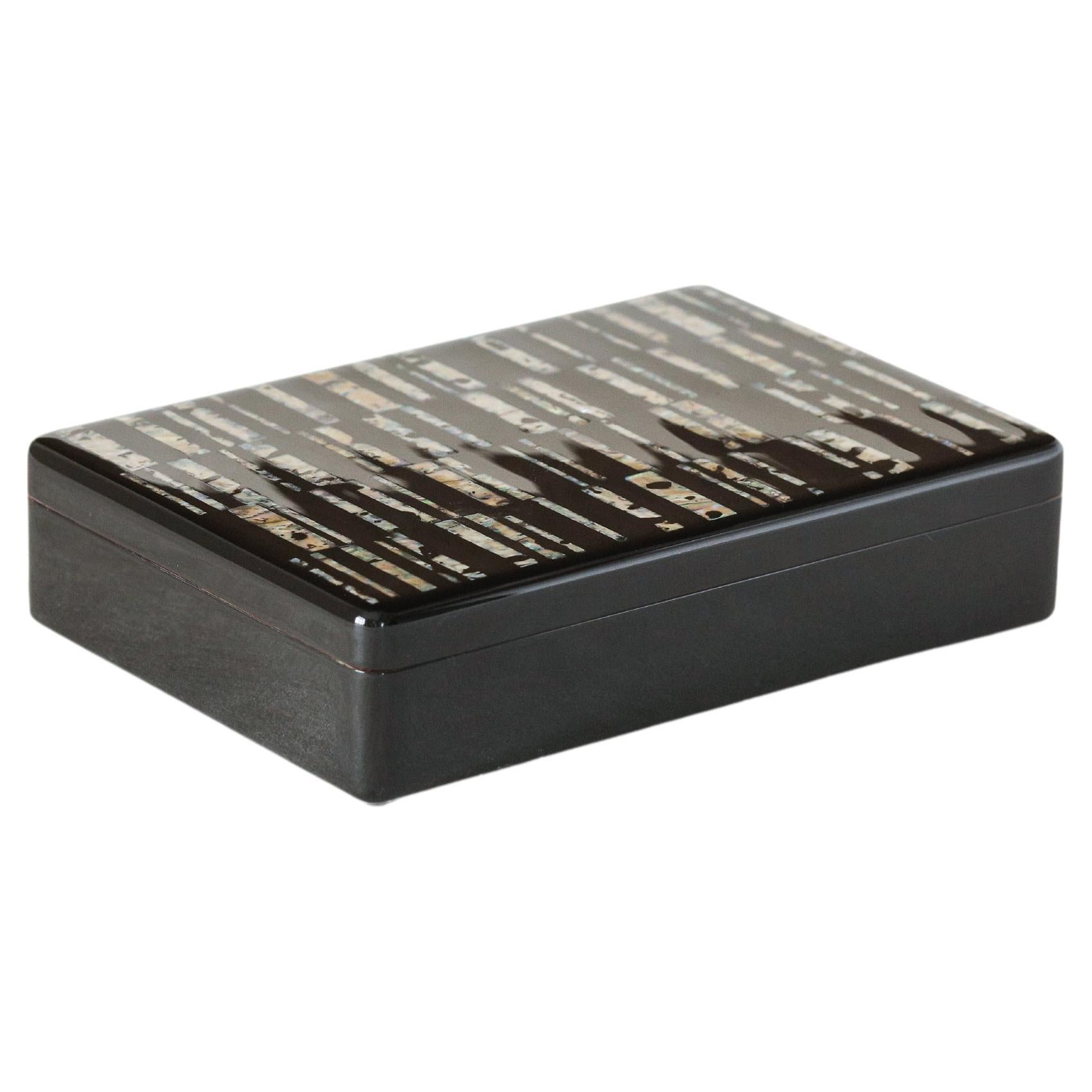 Caja enrejada de laca negra natural y concha de abulón Urushi L de Alexander Lamont en venta