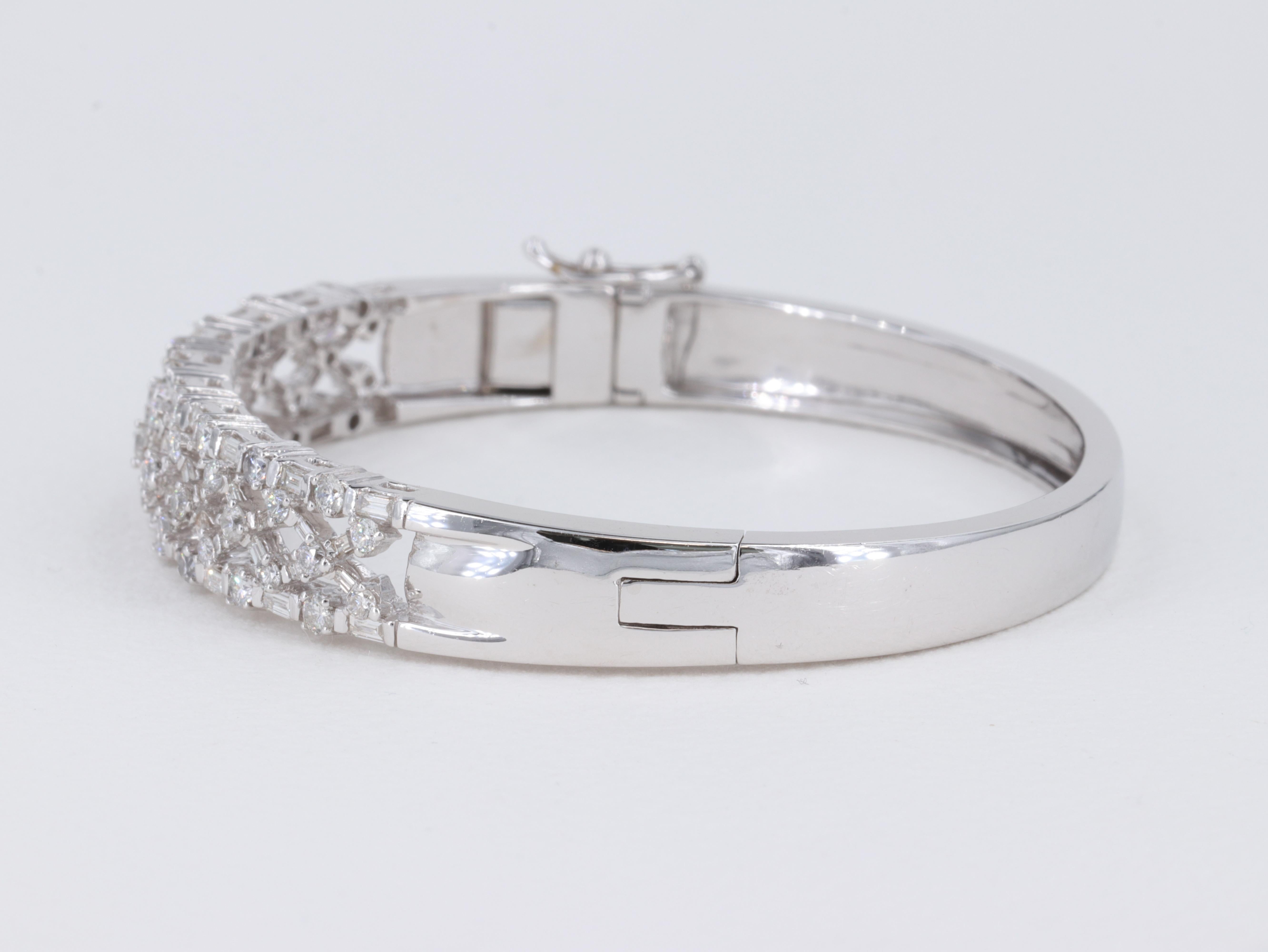 Modern Lattice Diamond and White Gold Hinged Bangle Bracelet For Sale