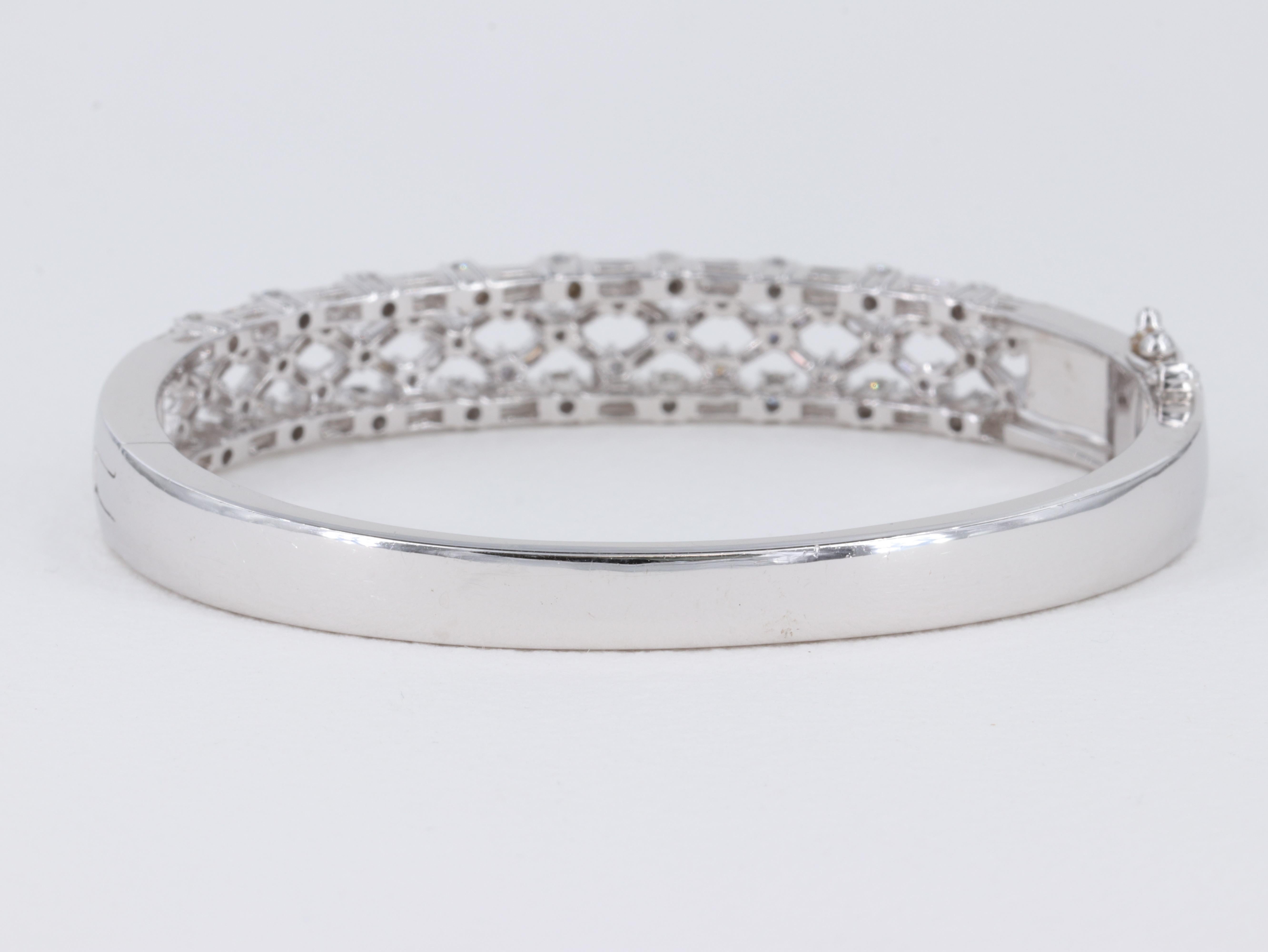 Lattice Diamond and White Gold Hinged Bangle Bracelet In Good Condition For Sale In Tampa, FL