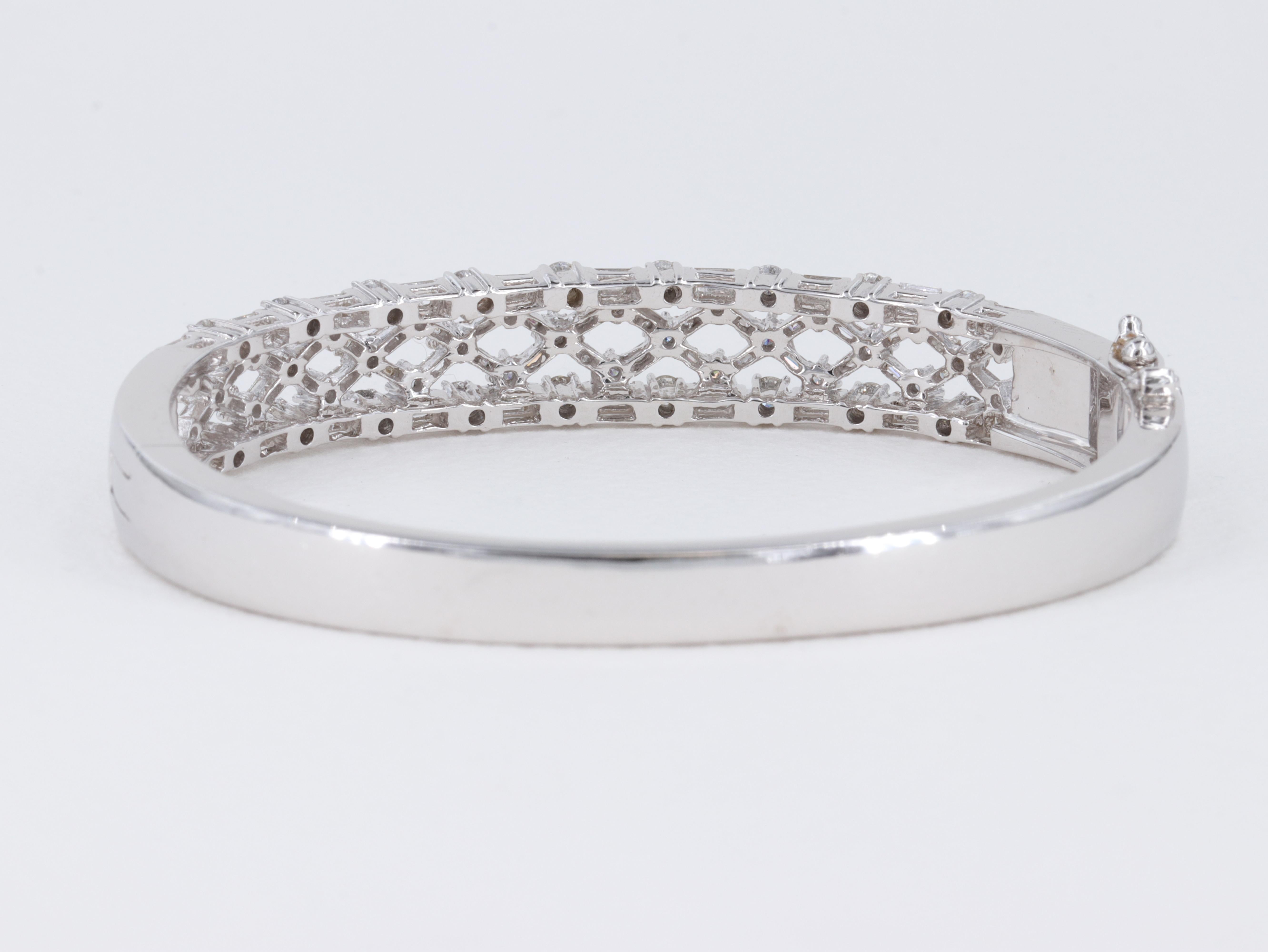 Women's or Men's Lattice Diamond and White Gold Hinged Bangle Bracelet For Sale