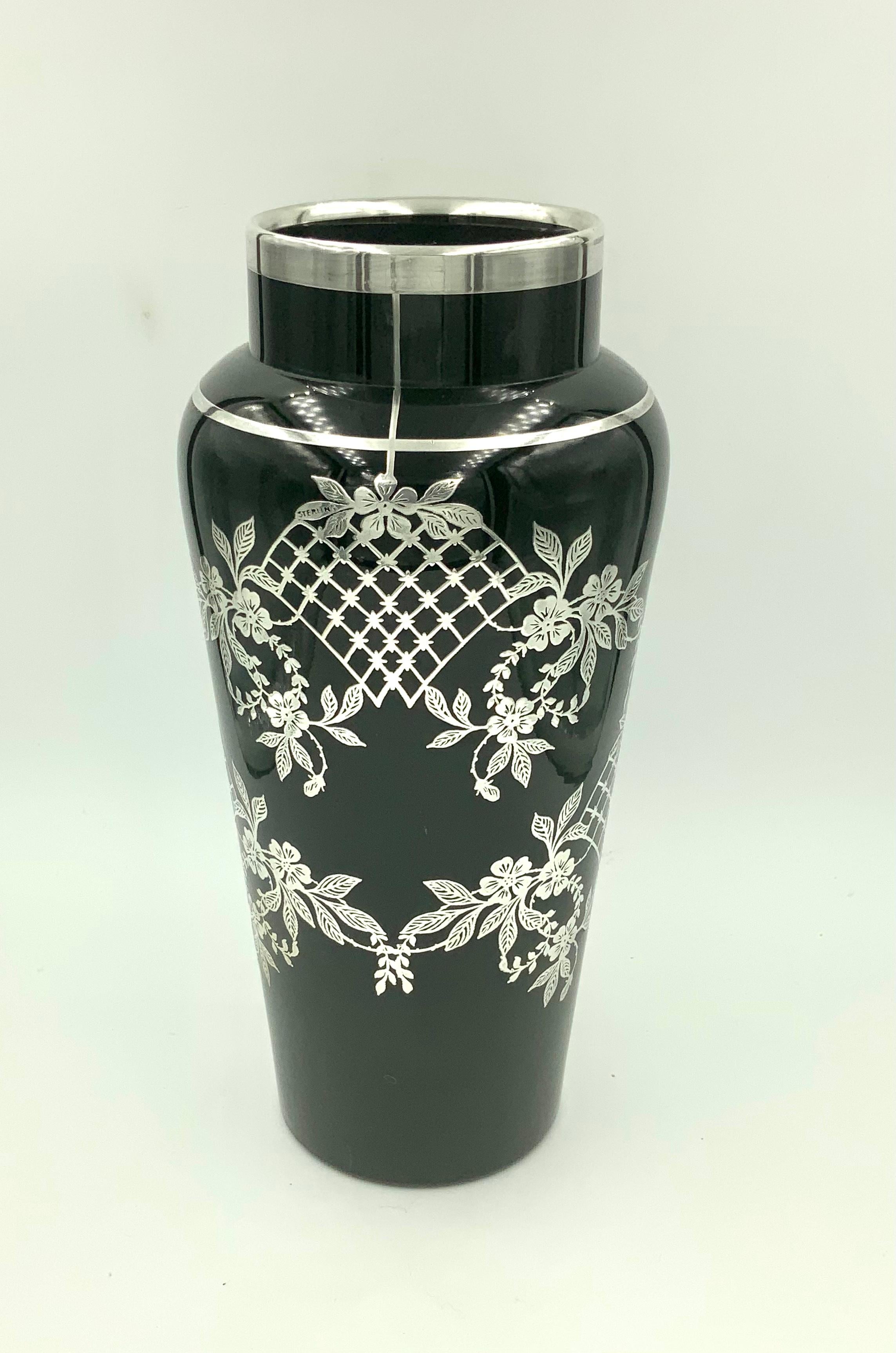 Elegant vase en verre noir recouvert d'argent sterling et orné d'un motif de fleurs et de feuilles en treillis. Avec un anneau en argent au sommet.
 