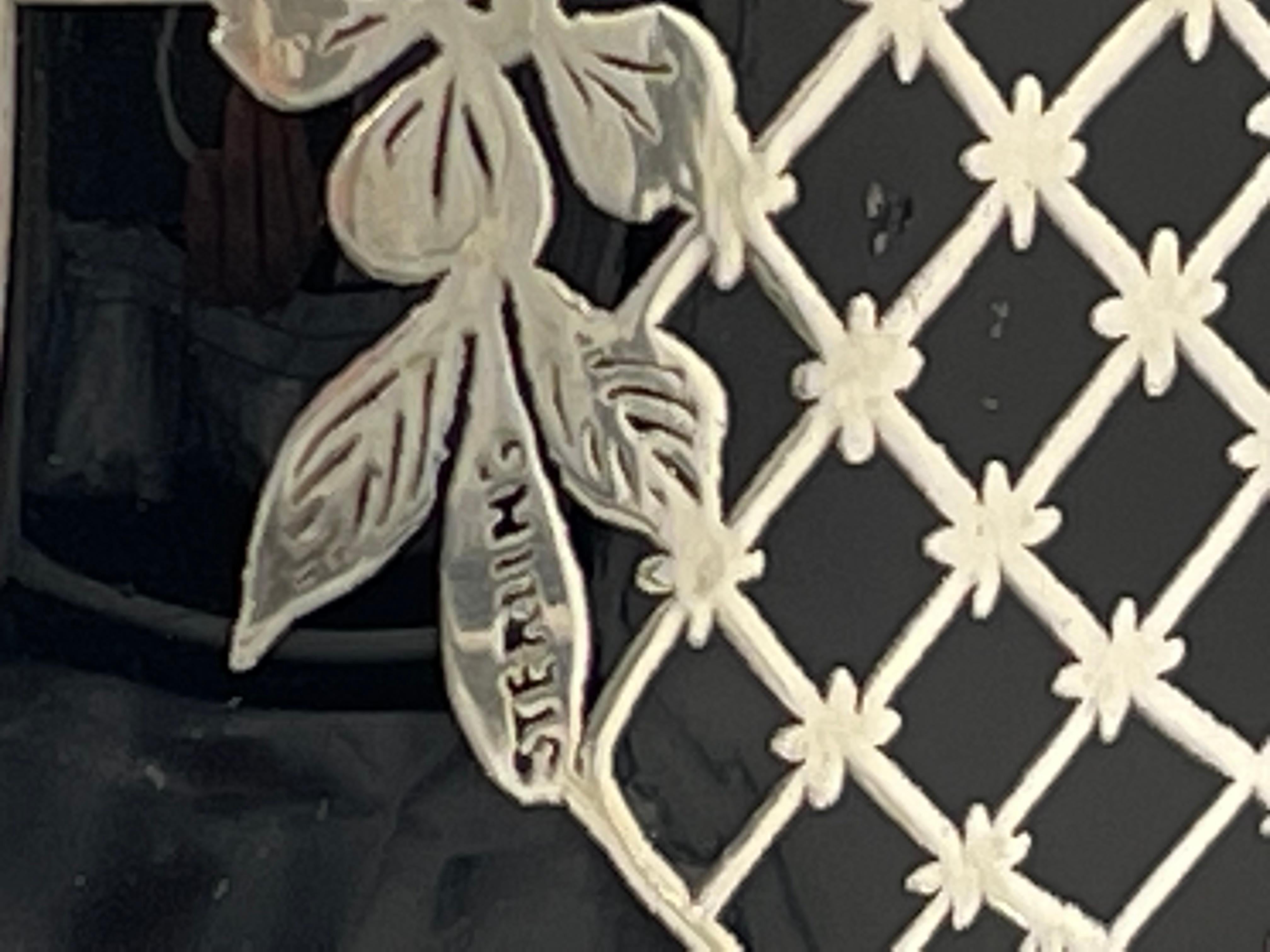 Argento 925 Fiore a reticolo floreale in argento Sterling con sovrapposizione di ametista nera Vaso di vetro in vendita
