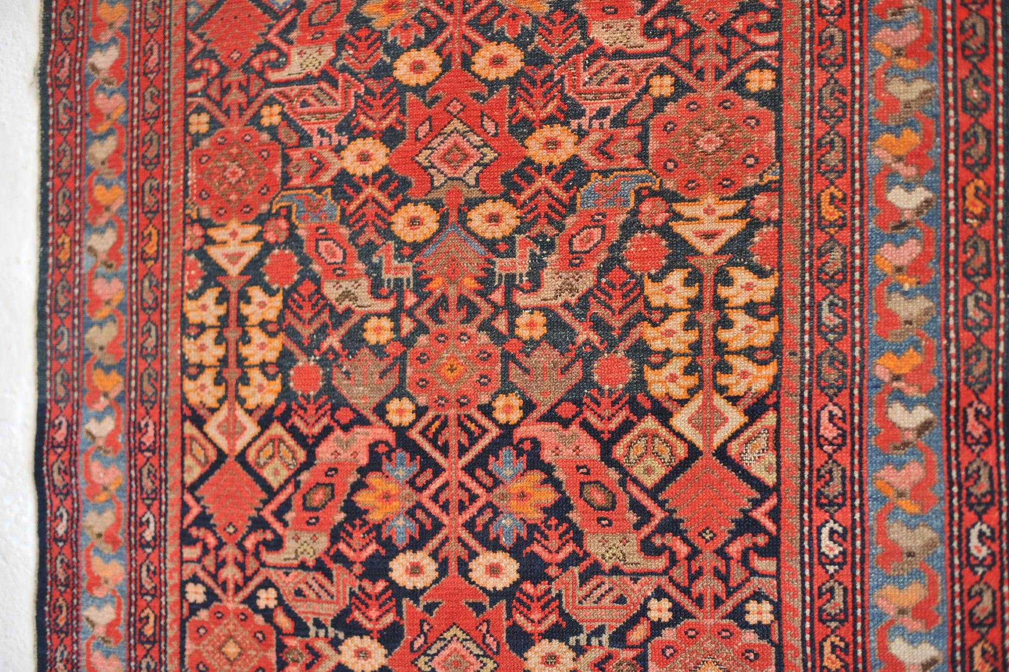 Noué à la main Tapis Malayer en treillis aux teintes mandarine et aux animaux de protection en vente