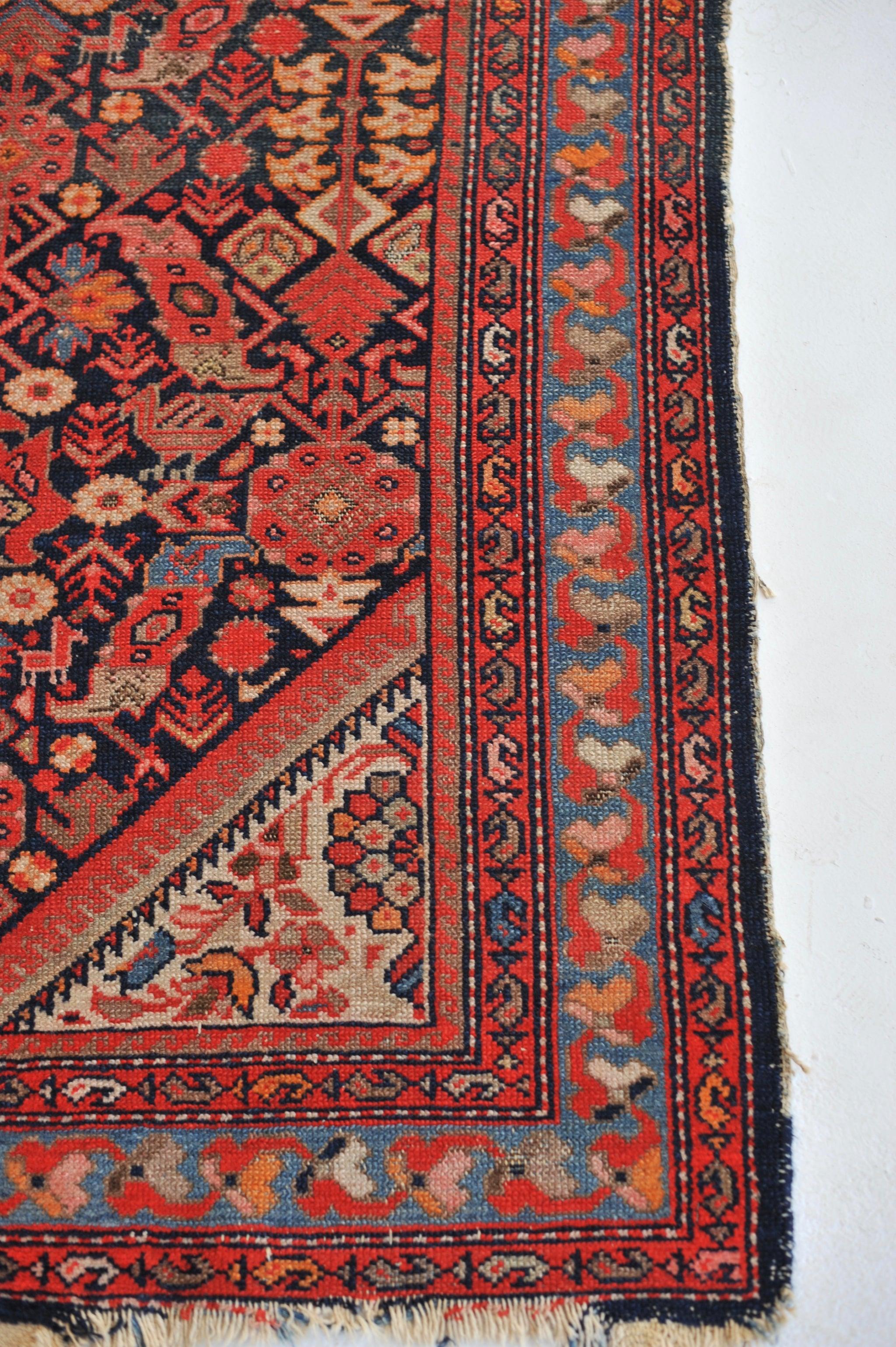 Tapis Malayer en treillis aux teintes mandarine et aux animaux de protection Bon état - En vente à Milwaukee, WI