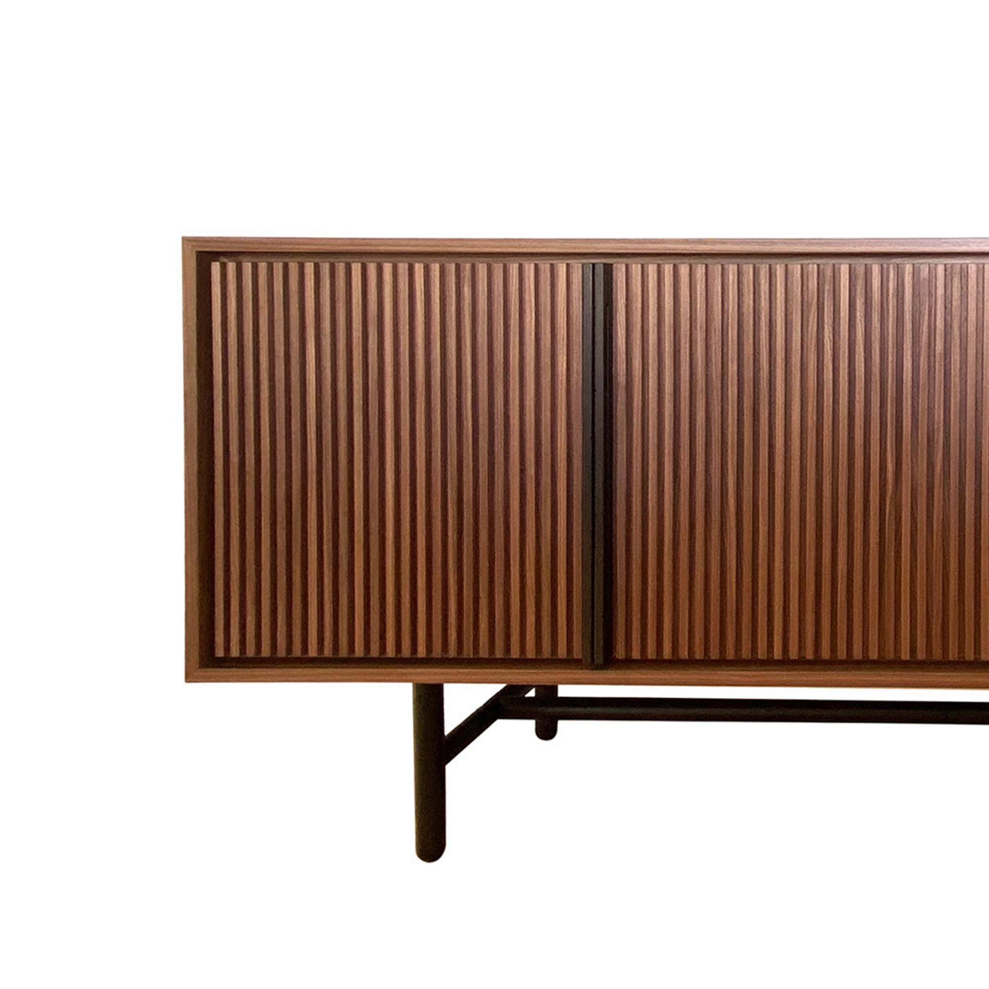 Das Lattice Sideboard ist ein Beweis für die Harmonie zwischen Funktionalität und raffinierter Ästhetik. Die schlichte Form wird durch sorgfältig gefertigte Lamellentüren hervorgehoben, die ein rhythmisches Spiel von Licht und Schatten erzeugen. Das