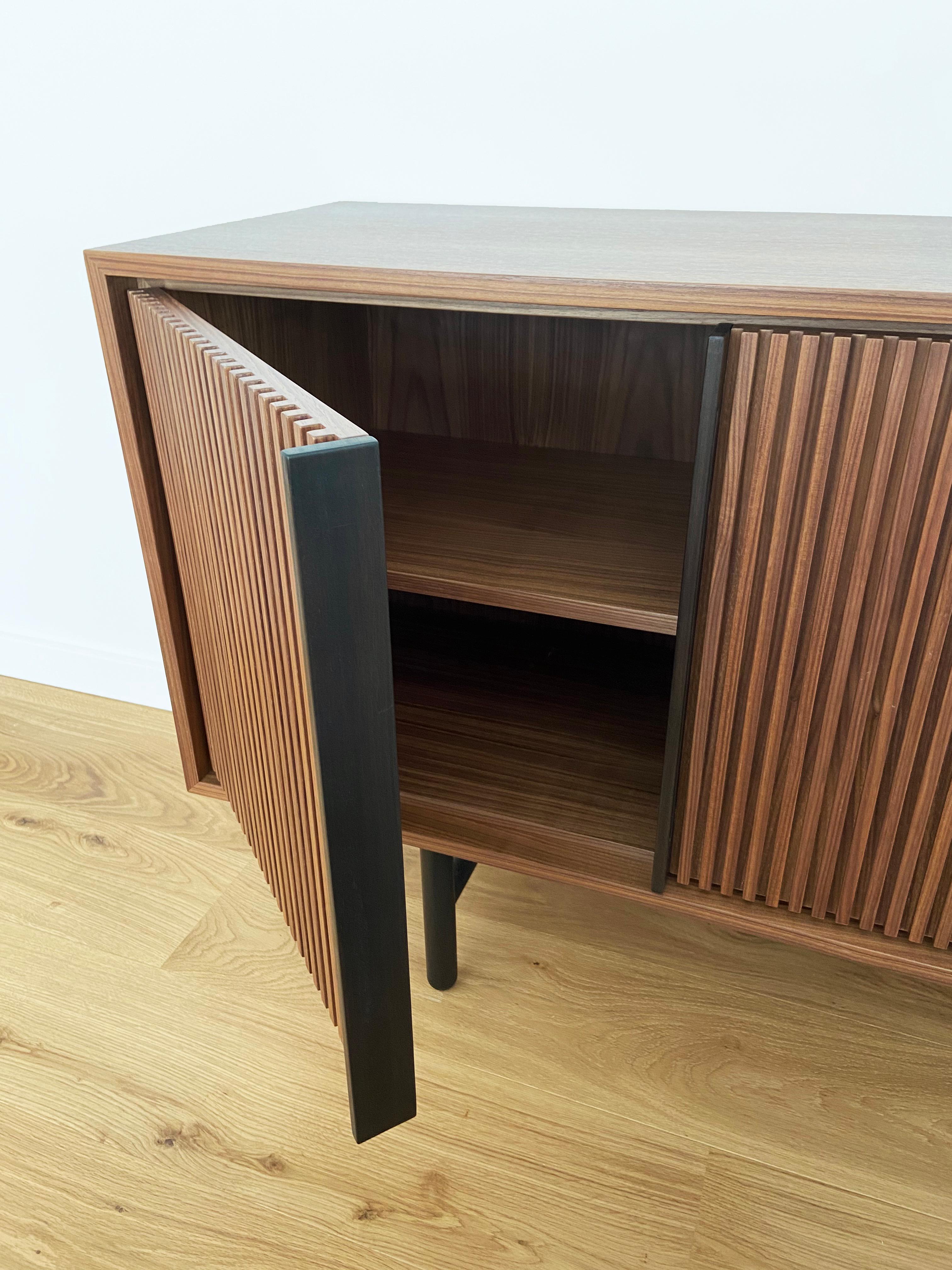 Gitter Sideboard, Zeitgenössisch Minimalistisch Lattenrost Holz Nussbaum Vorrätig (Handgefertigt) im Angebot