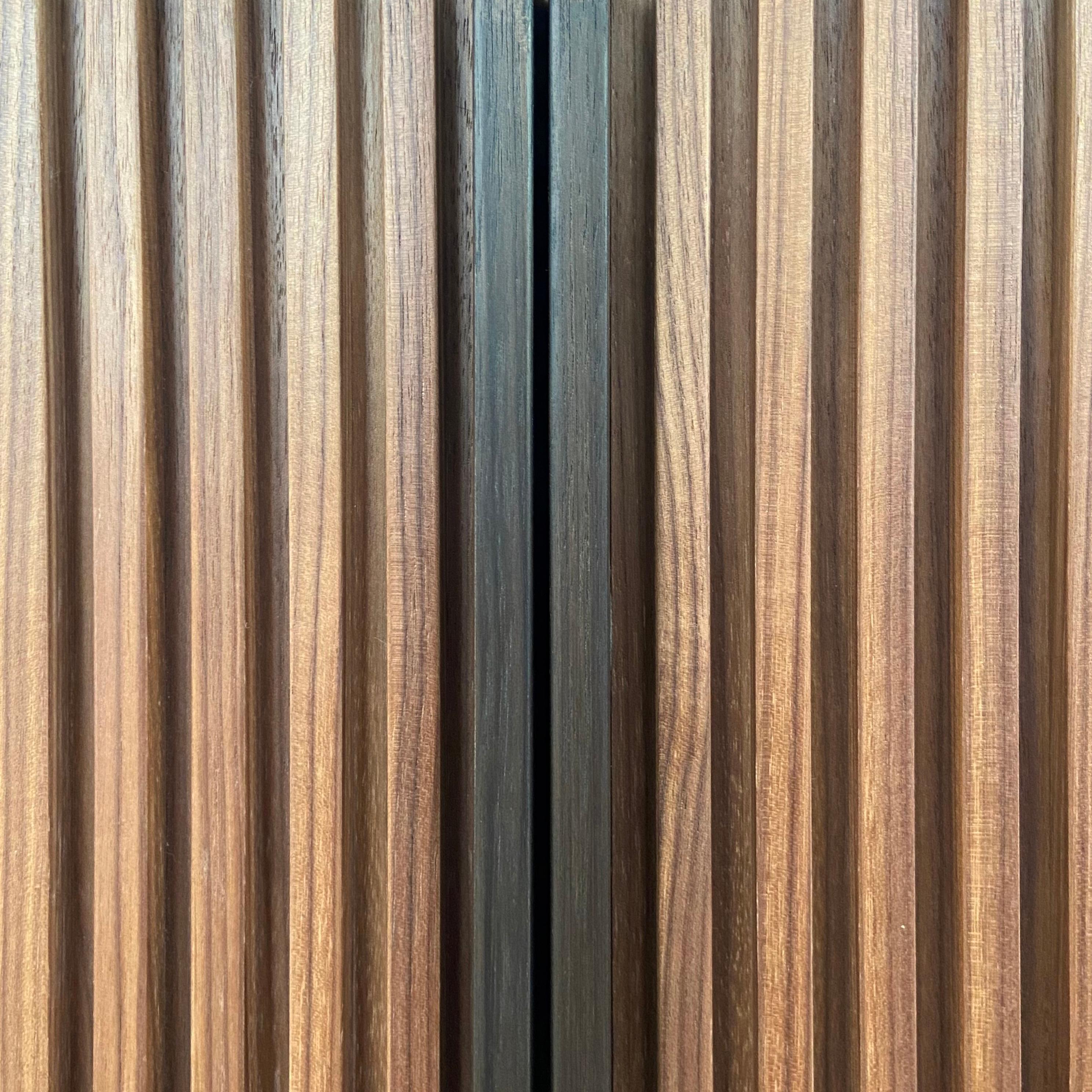 Gitter Sideboard, Zeitgenössisch Minimalistisch Lattenrost Holz Nussbaum Vorrätig im Zustand „Neu“ im Angebot in Istanbul, TR