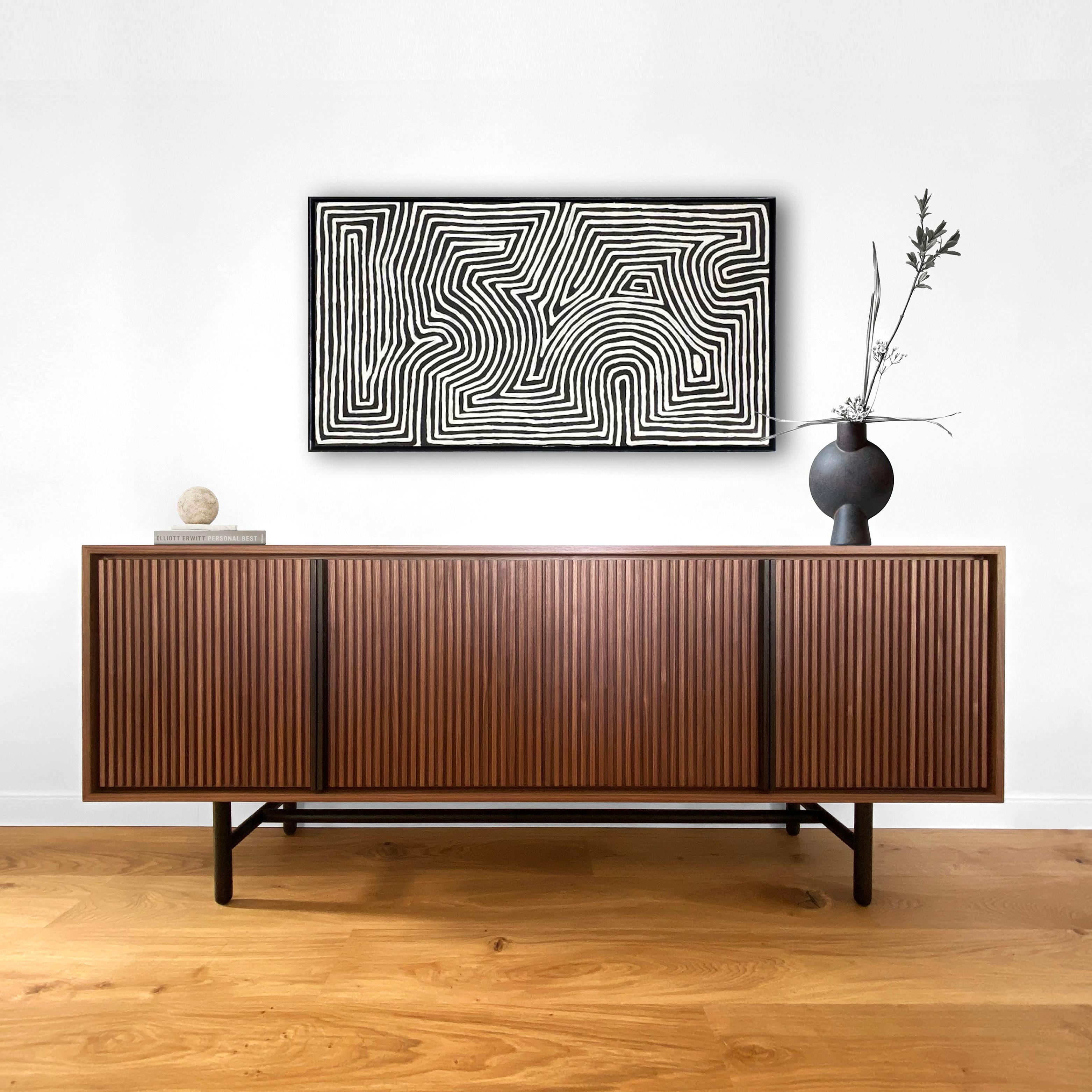 Gitter Sideboard, Zeitgenössisch Minimalistisch Lattenrost Holz Nussbaum Vorrätig im Angebot 1