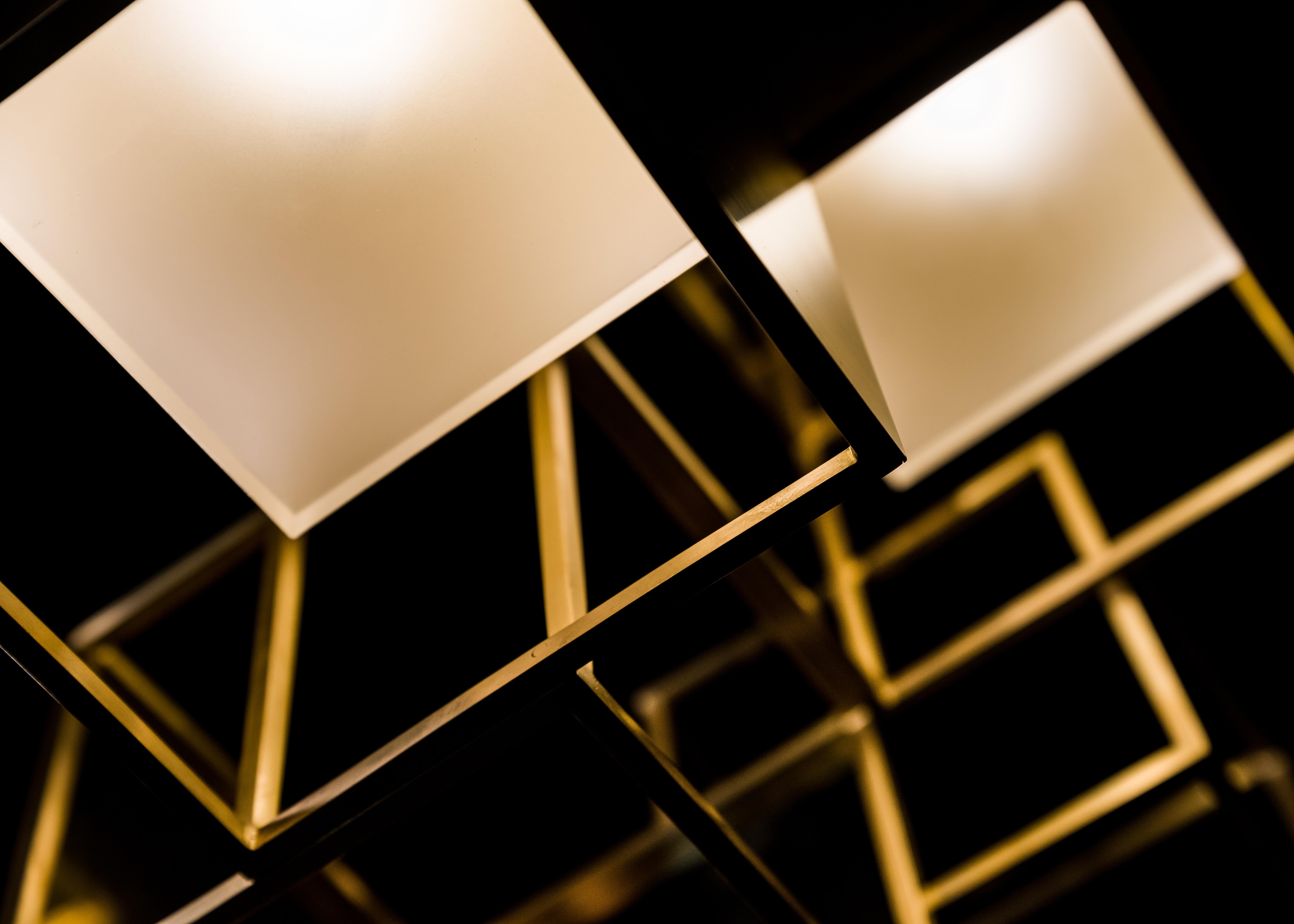 italien Lustre Lattis M - Lustre en laiton massif fabriqué à la main par Diaphan Studio en vente