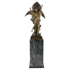 Escultura de bronce "L'au Dela" sobre pedestal de mármol de Émile Louis Picault