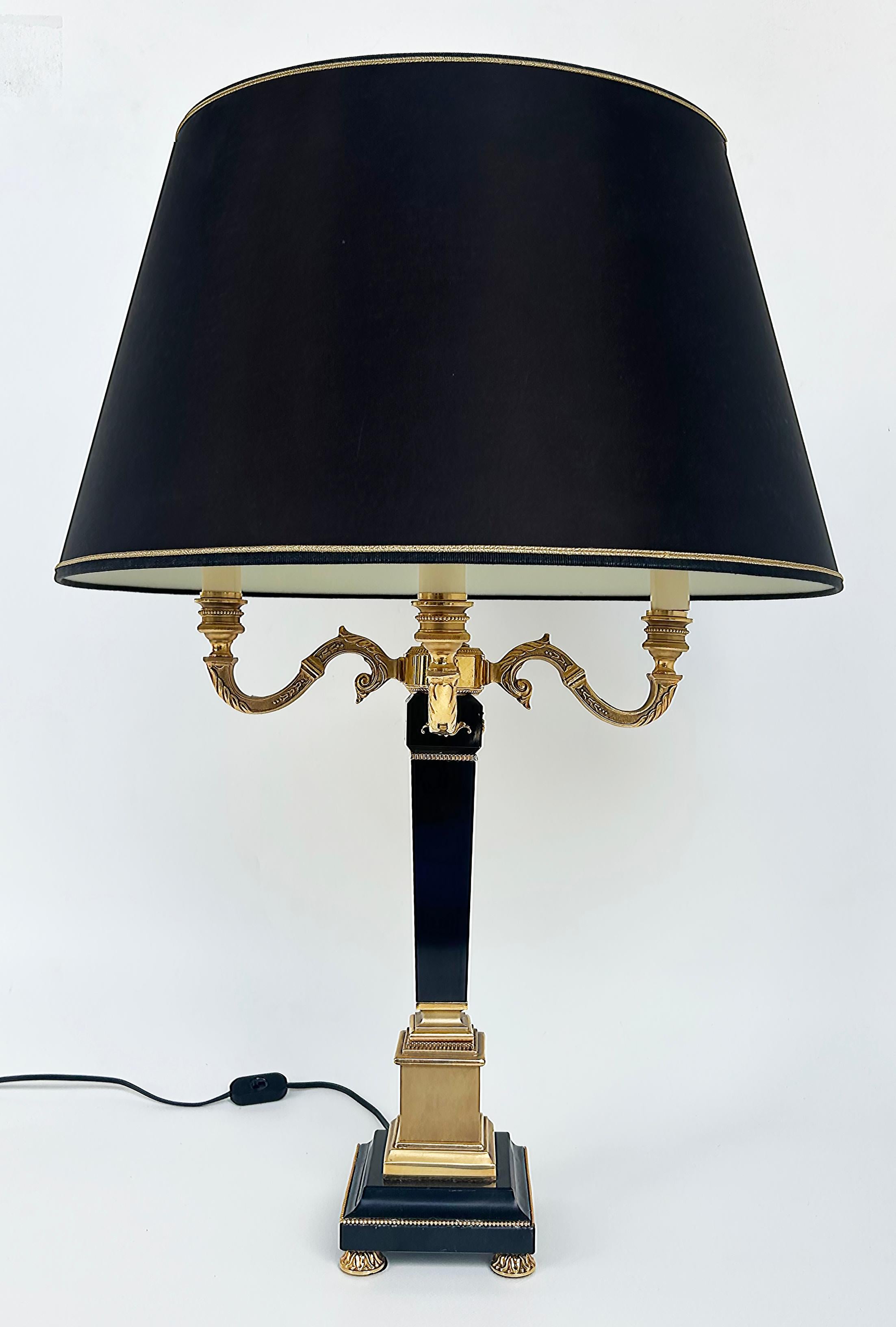 Tischlampen aus vergoldeter Bronze und Marmor, Laudarte SRL, Italien, Paar

Zum Verkauf angeboten wird ein Paar von feinen italienischen Kandelaber als Lampen von Laudarte SRL Mailand, Italien montiert.   Sie sind in gutem Zustand verkabelt und