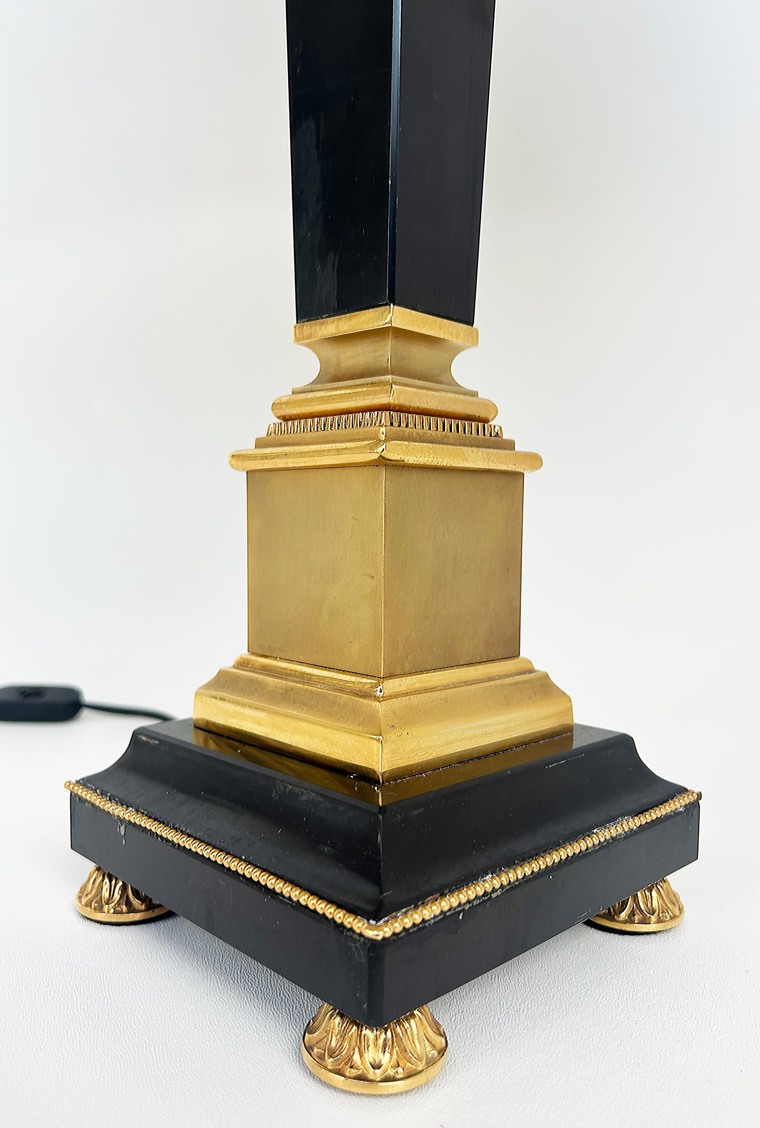 Tischlampen aus vergoldeter Bronze und Marmor, Laudarte SRL, Italien, Paar (21. Jahrhundert und zeitgenössisch) im Angebot
