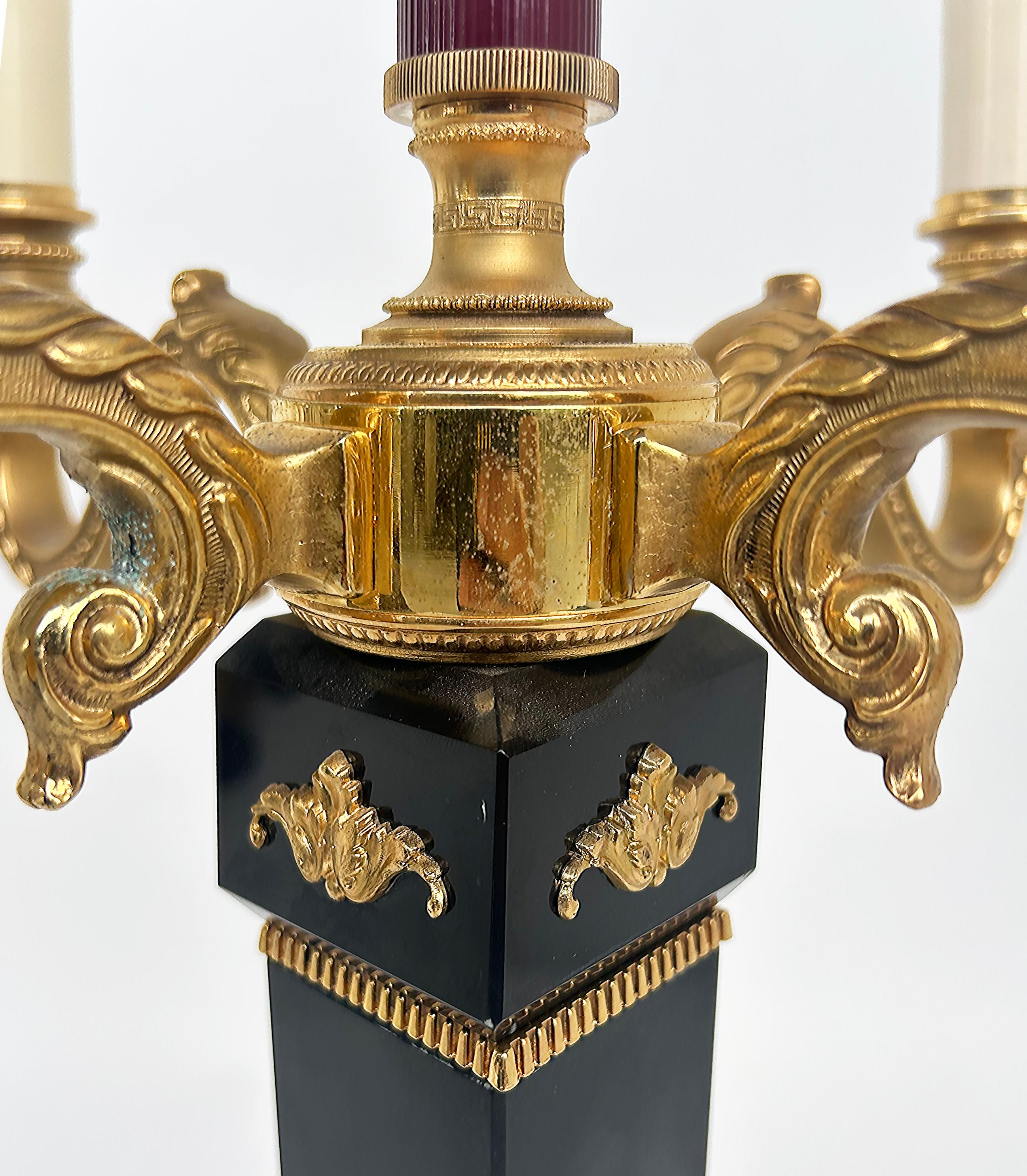 Tischlampen aus vergoldeter Bronze und Marmor, Laudarte SRL, Italien, Paar im Angebot 1