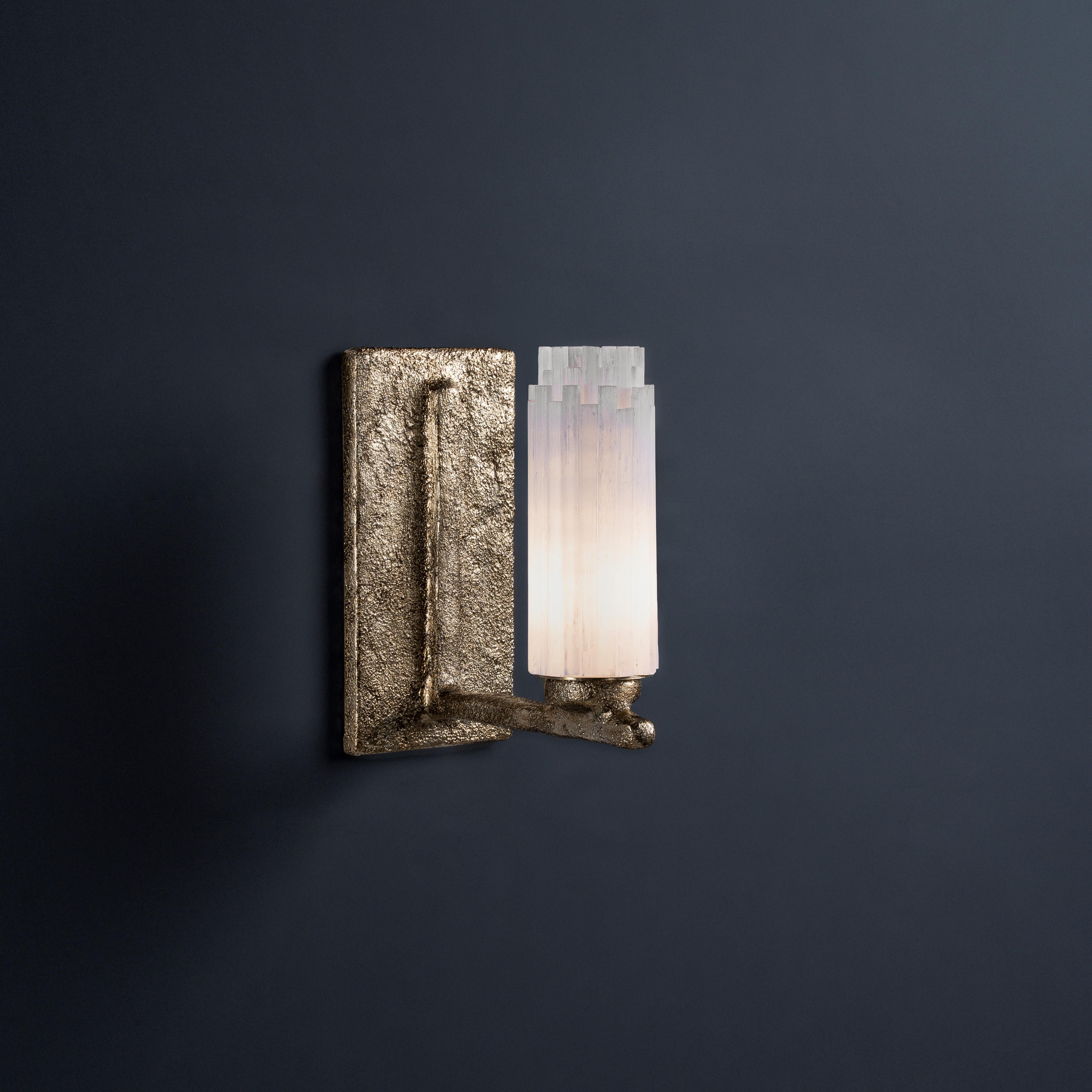Lámpara de pared Lauder I Selenita by Aver
Dimensiones: P 12,3 x An 13 x Al 25 cm. 
Materiales: Selenita, bronce.

Disponible en distintos acabados. Todas nuestras lámparas pueden cablearse según cada país. Si se vende a EE.UU., se cableará para ese