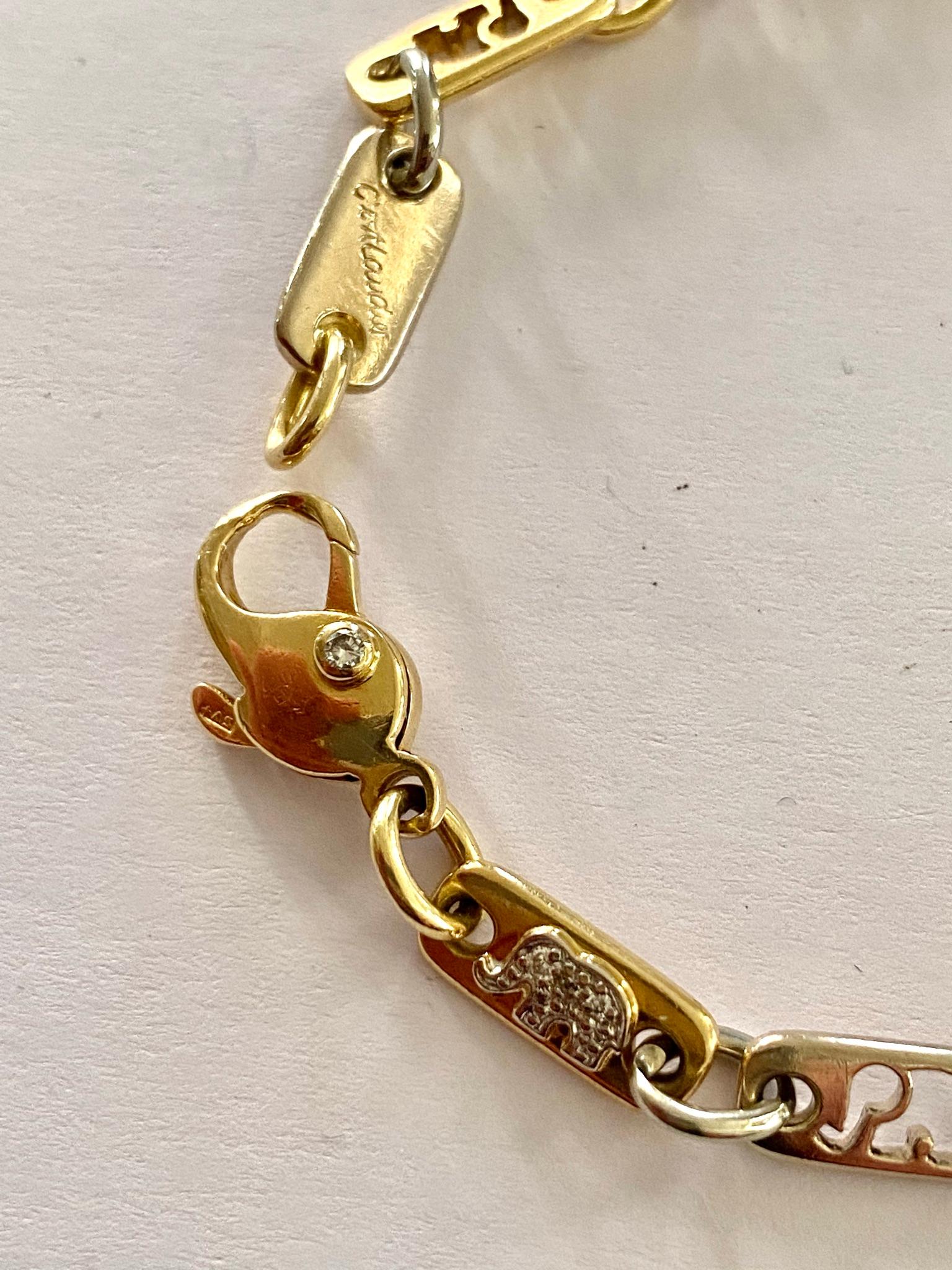Ein (1)Das Gliederarmband besteht aus 12 Gliedern und einem Karabinerverschluss:: jedes Glied hat einen durchbrochenen Elefanten:: ein Glied hat einen mit 4 Brillanten besetzten Elefanten:: 2 Brillanten sind in den Karabinerverschluss eingearbeitet.