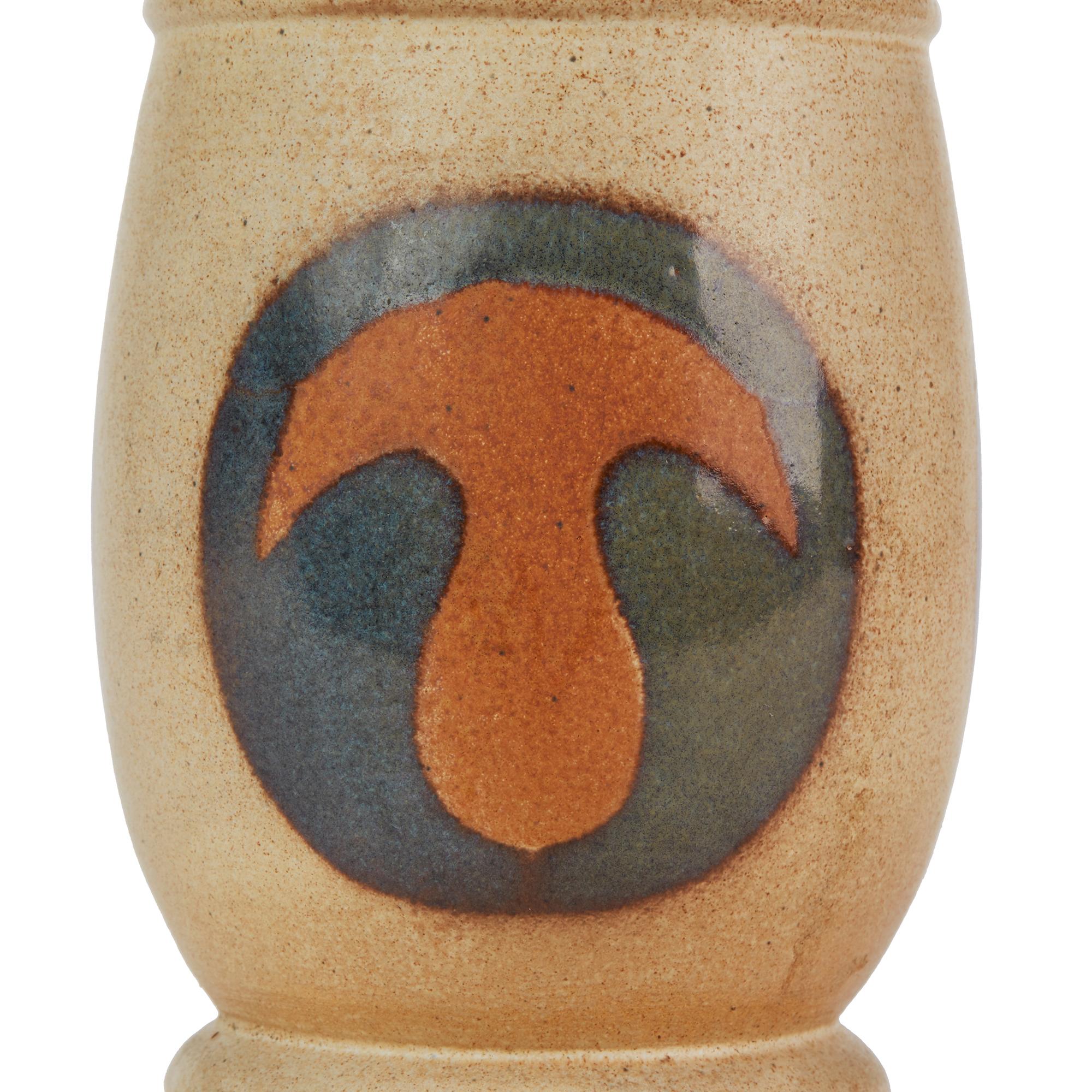 Eine sehr stilvolle Vintage-Keramik-Karaffe mit Stopfen, hergestellt in Wales in der Laugharne Pottery. Die hohe, elegante Keramikkaraffe hat die Form einer Flasche mit einem abgerundeten Fuß und einem Kragenmuster um den Hals und ist mit keltischen