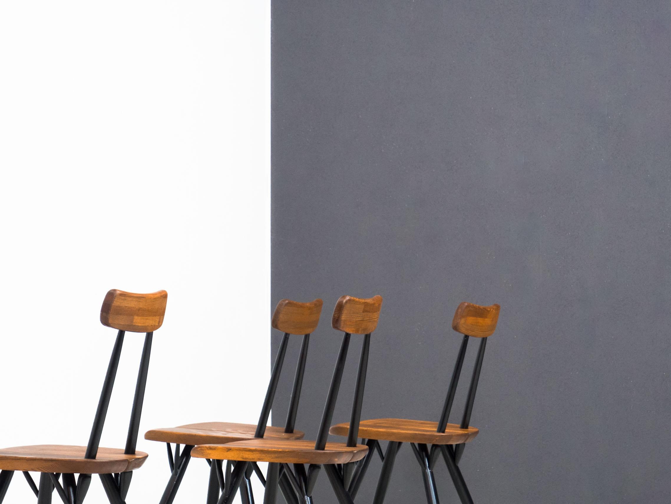 Lacquered Laukaan Puu set of four ‘Pirkka’ dining chairs – Ilmari Tapiovaara For Sale