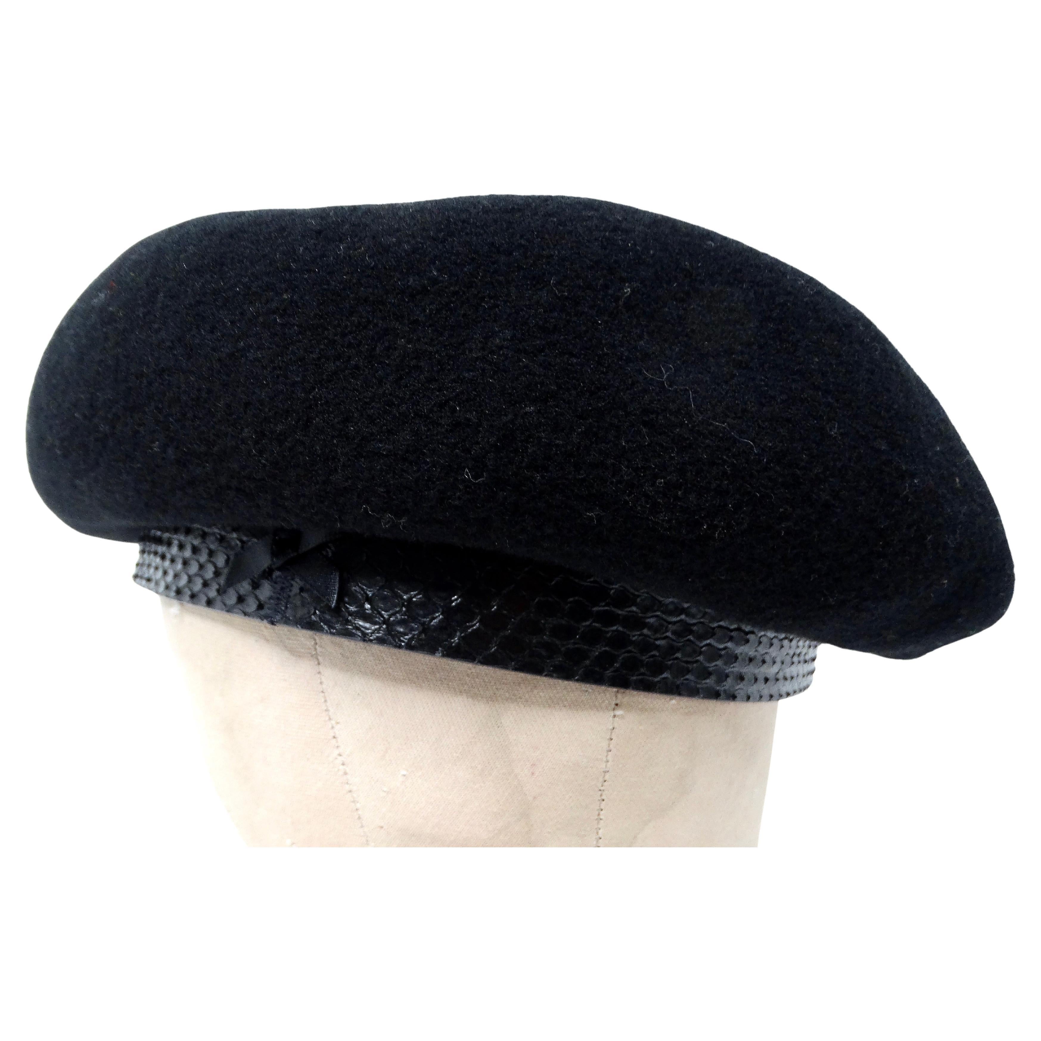 Il berretto Laulhere in lana merino francese nera con fascia in pelle di serpente incarna l'eleganza parigina senza tempo e la raffinatezza moderna. Realizzato in sontuosa lana Merino, offre una vestibilità lussuosa ma confortevole, perfetta per