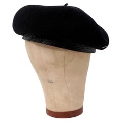 Berretto Laulhere in lana merino francese nera con fascia in pelle di serpente