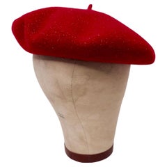 Berretto Laulhere in lana merino francese rosso ciliegia con fascia in pelle di vitello