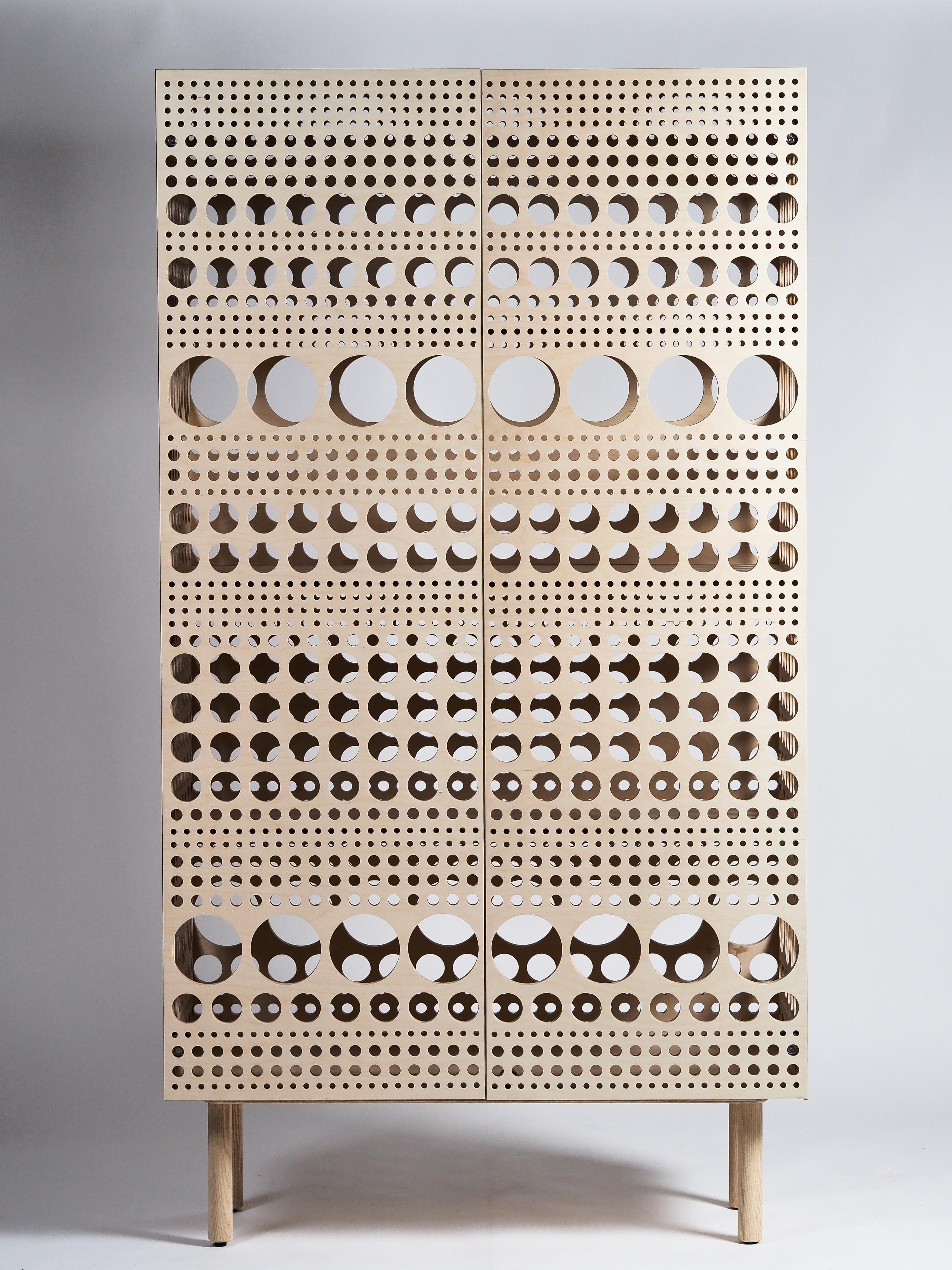 Laulu, armario de madera de diseño moderno escandinavo con Matti Klenell Escandinavo moderno en venta