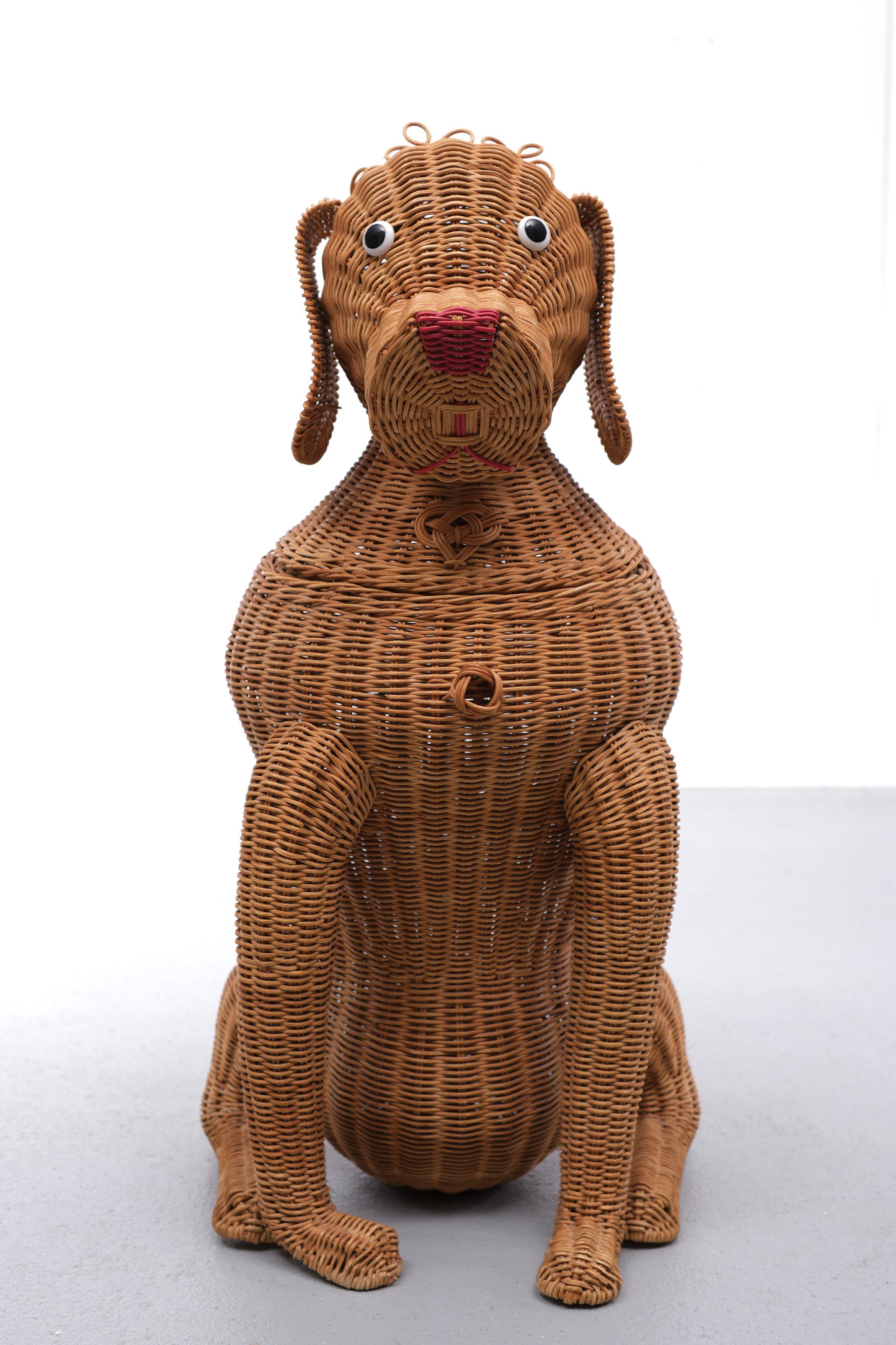 Very nice laundry basket Dog. Handmade Wicker. so decorative 
Makes you laugh every time you look at Her. 1960s Holland.
good condition. 

