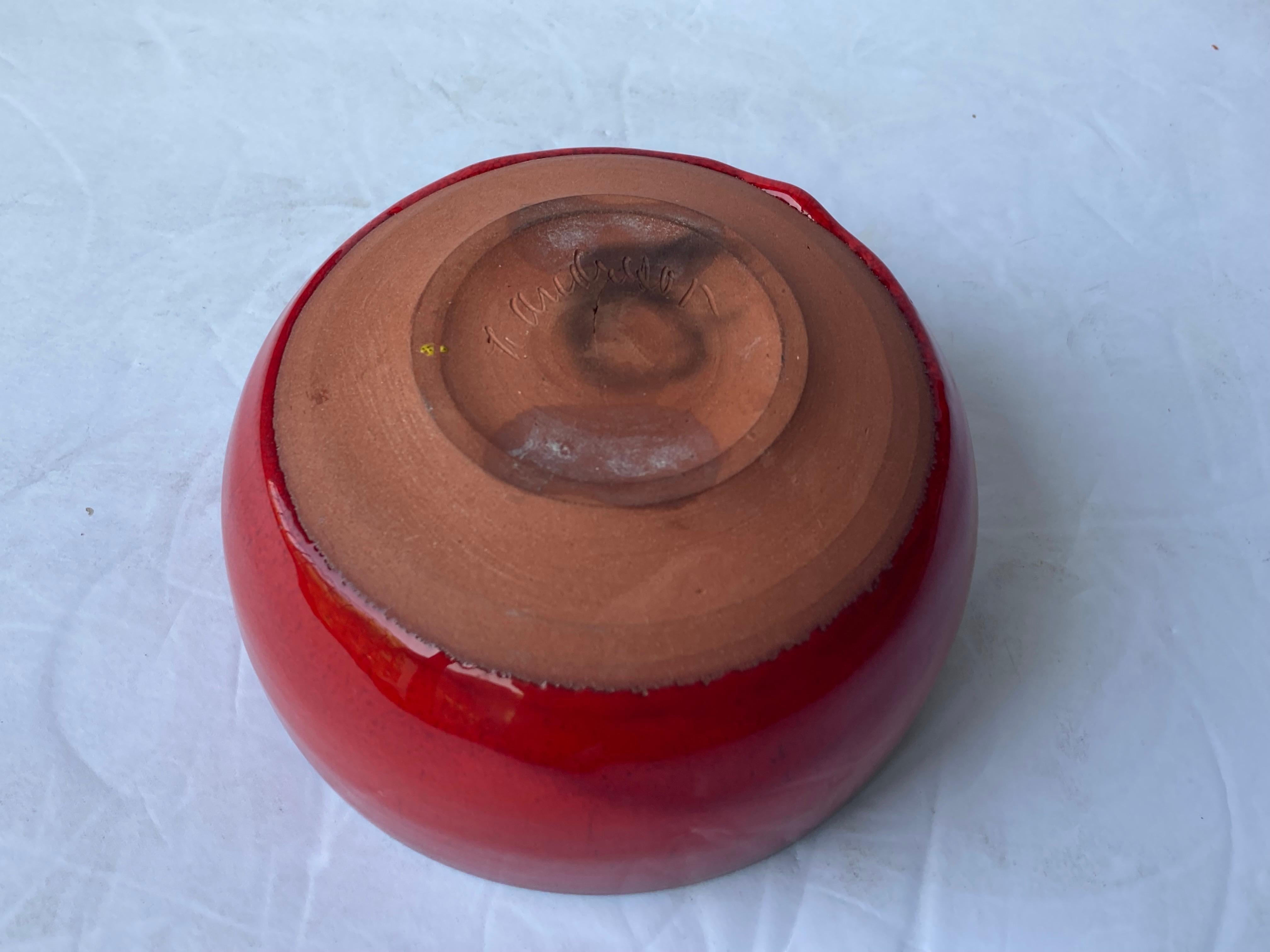 Moderne Bol à glaçure rouge brillant en céramique/poterie Laura Andreson, signé en vente