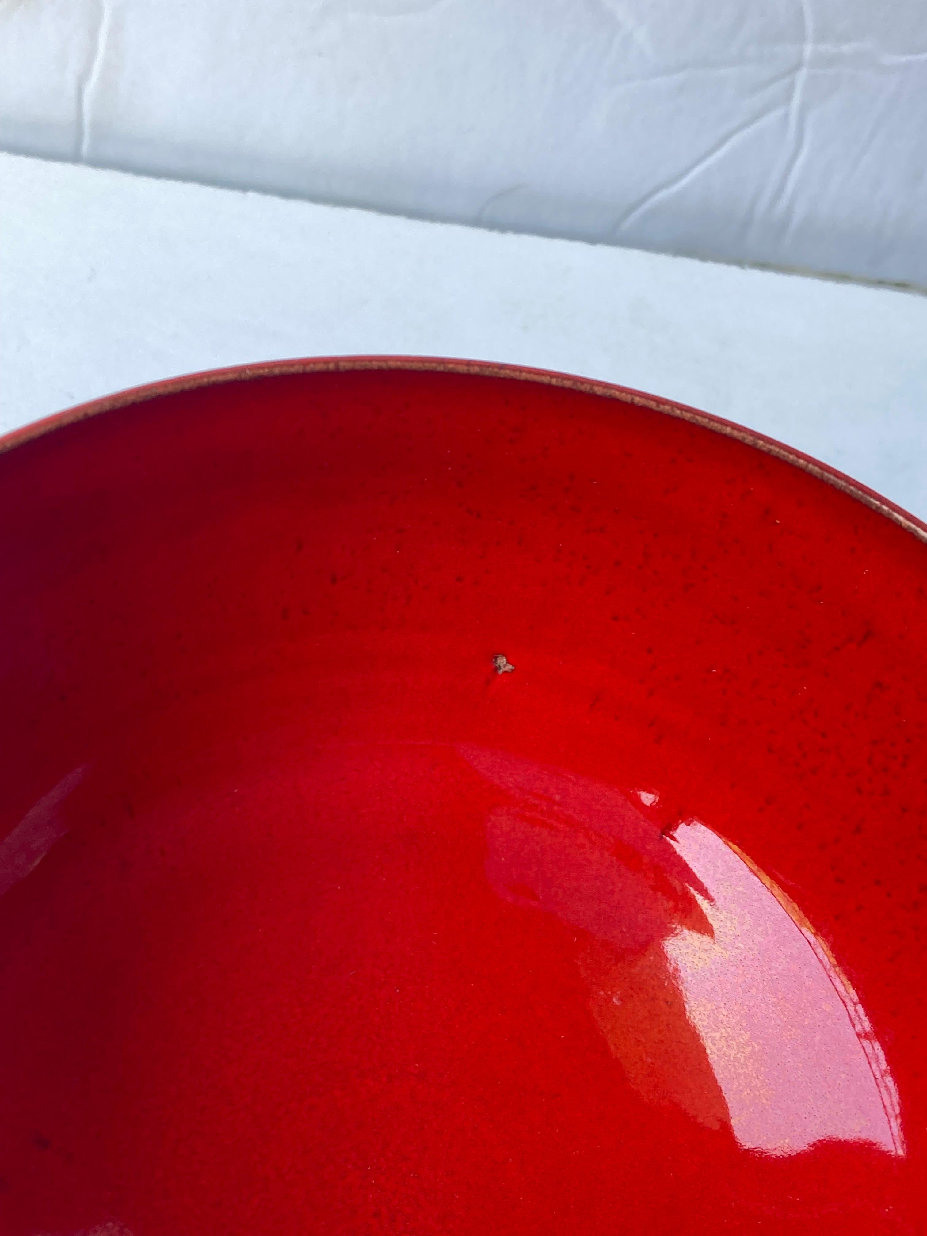 Américain Bol à glaçure rouge brillant en céramique/poterie Laura Andreson, signé en vente
