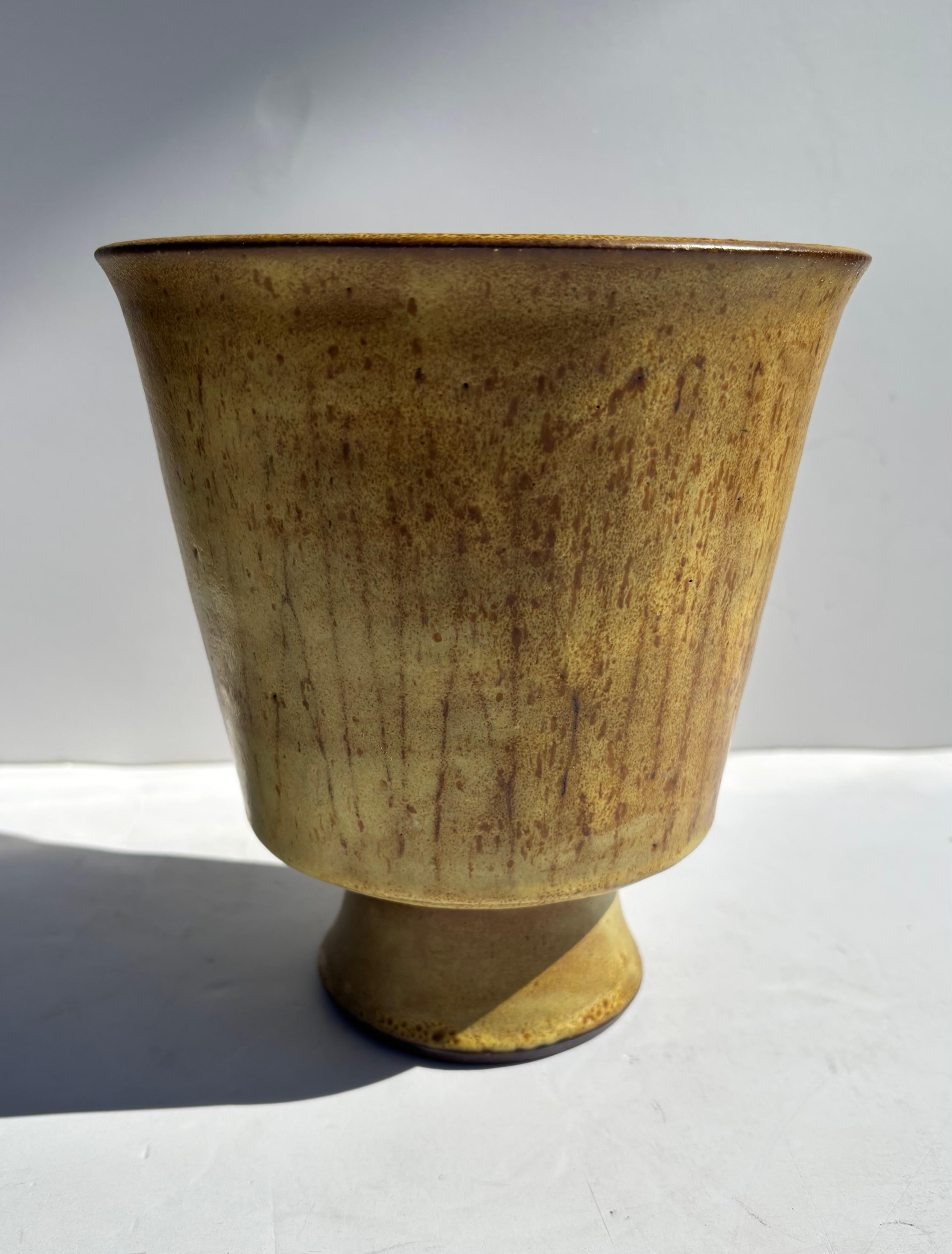 Bel vaso in ceramica verde oliva satinata della nota ceramista Laura Andreson, firmato e datato 53 in basso.